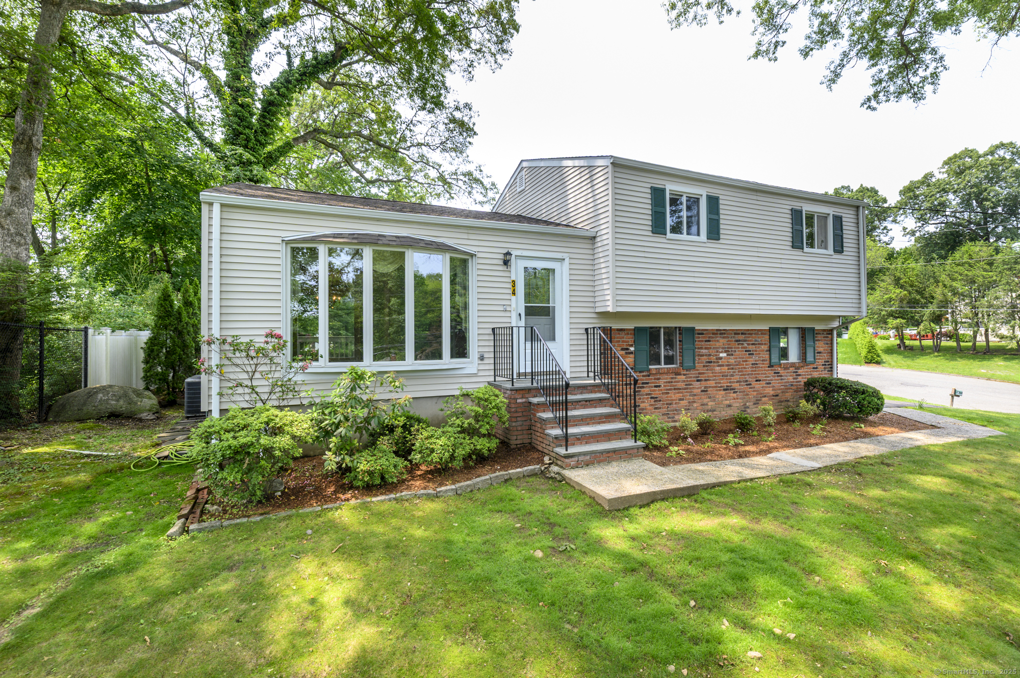 Property for Sale at Amherst Place, Stamford, Connecticut - Bedrooms: 3 
Bathrooms: 2 
Rooms: 7  - $679,000