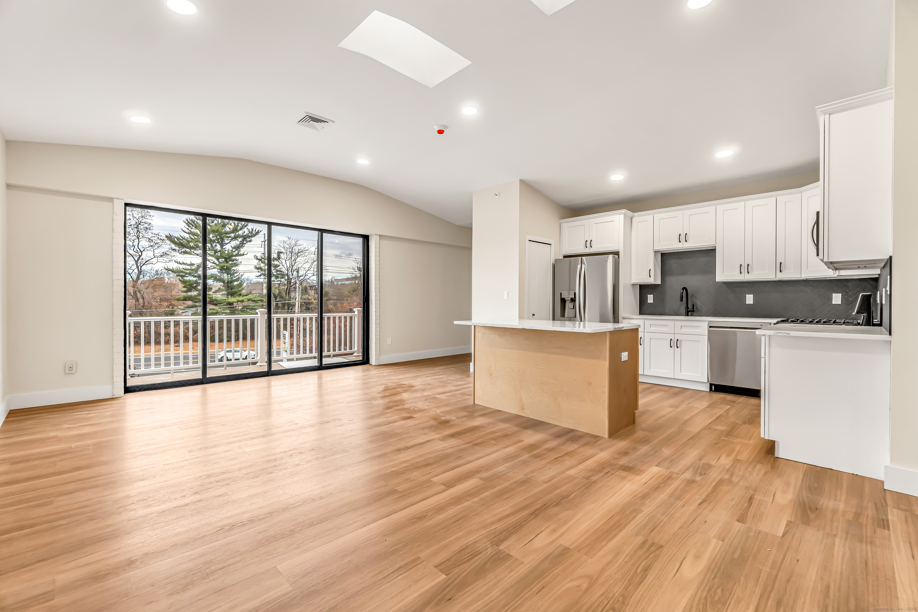 Post Road Ph2, Fairfield, Connecticut - 2 Bedrooms  
1 Bathrooms  
4 Rooms - 