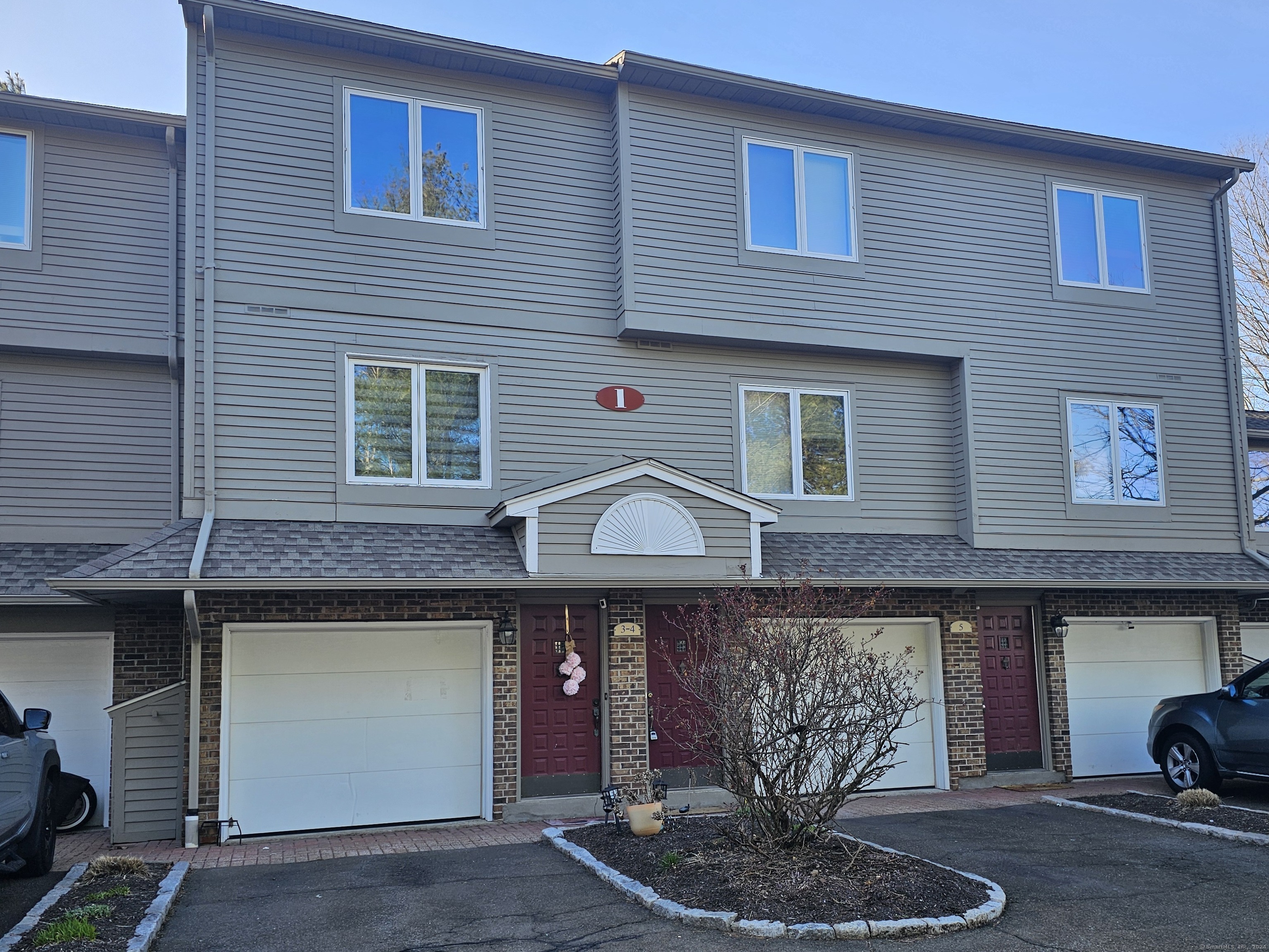 882 N Colony Road Apt 2, Meriden, Connecticut - 2 Bedrooms  
3 Bathrooms  
5 Rooms - 