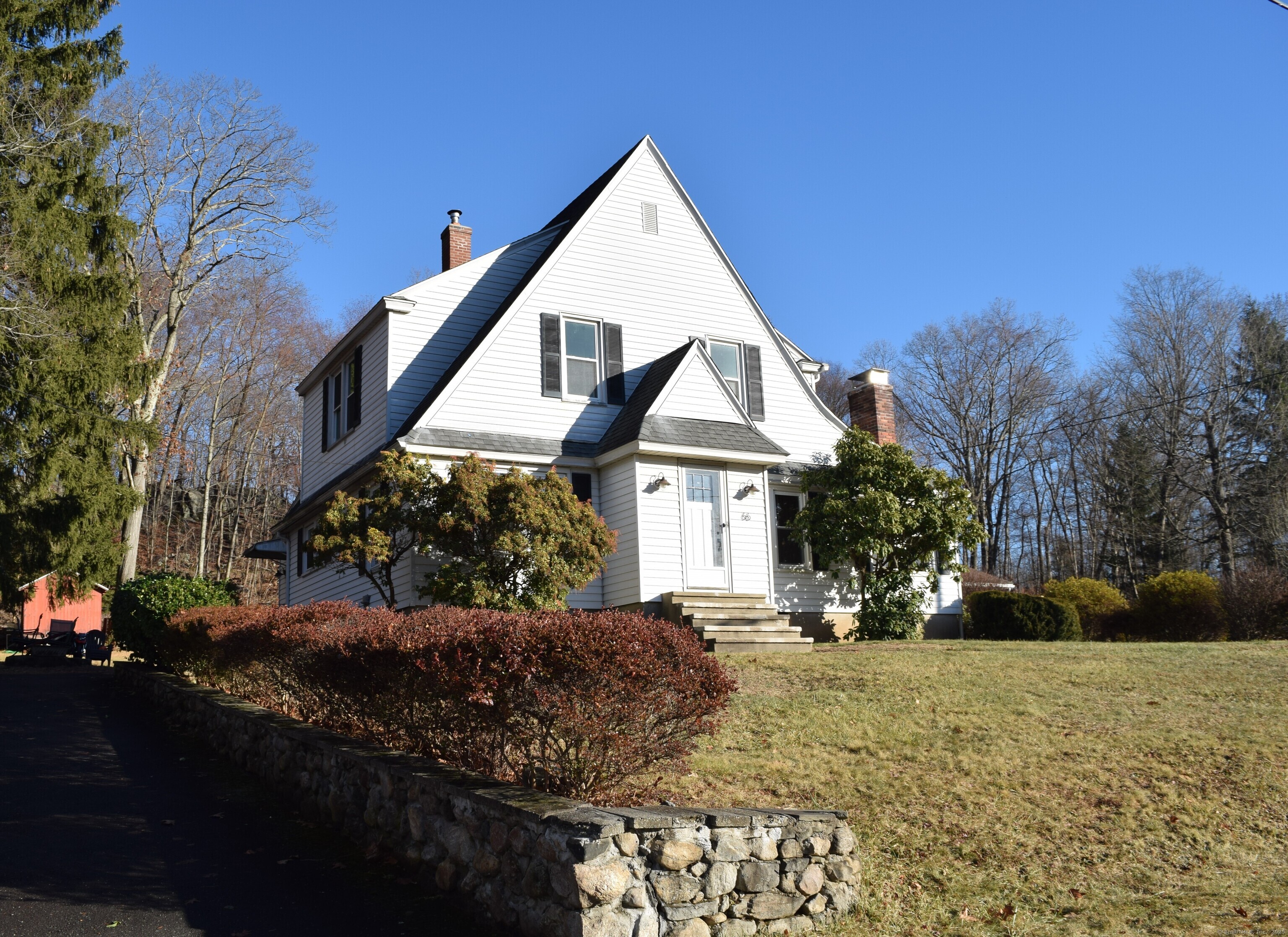 White Avenue, Middlebury, Connecticut - 3 Bedrooms  
2 Bathrooms  
7 Rooms - 