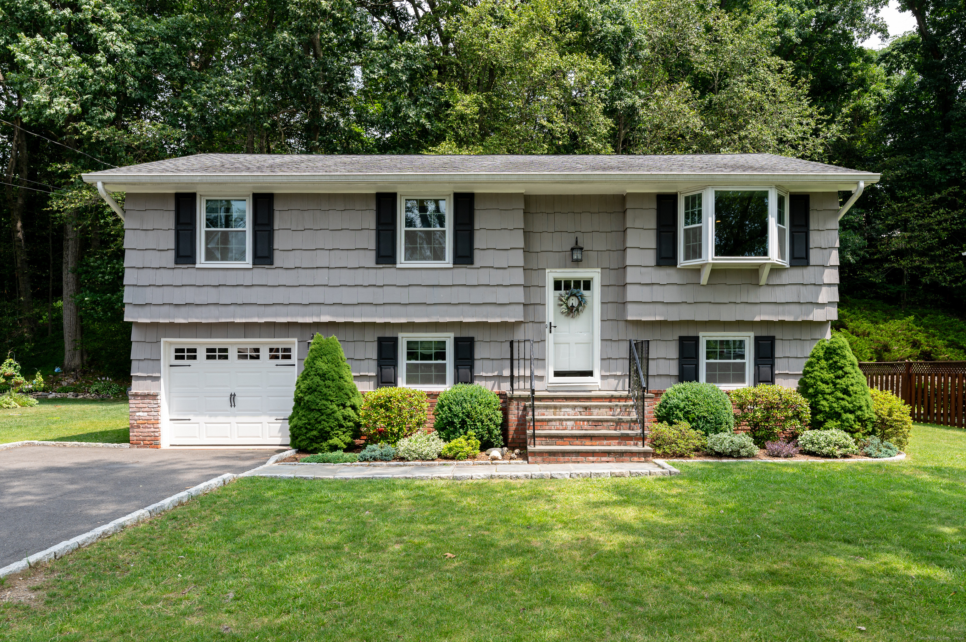 Property for Sale at 147 Woodridge Drive, Stamford, Connecticut - Bedrooms: 4 
Bathrooms: 2 
Rooms: 8  - $799,000