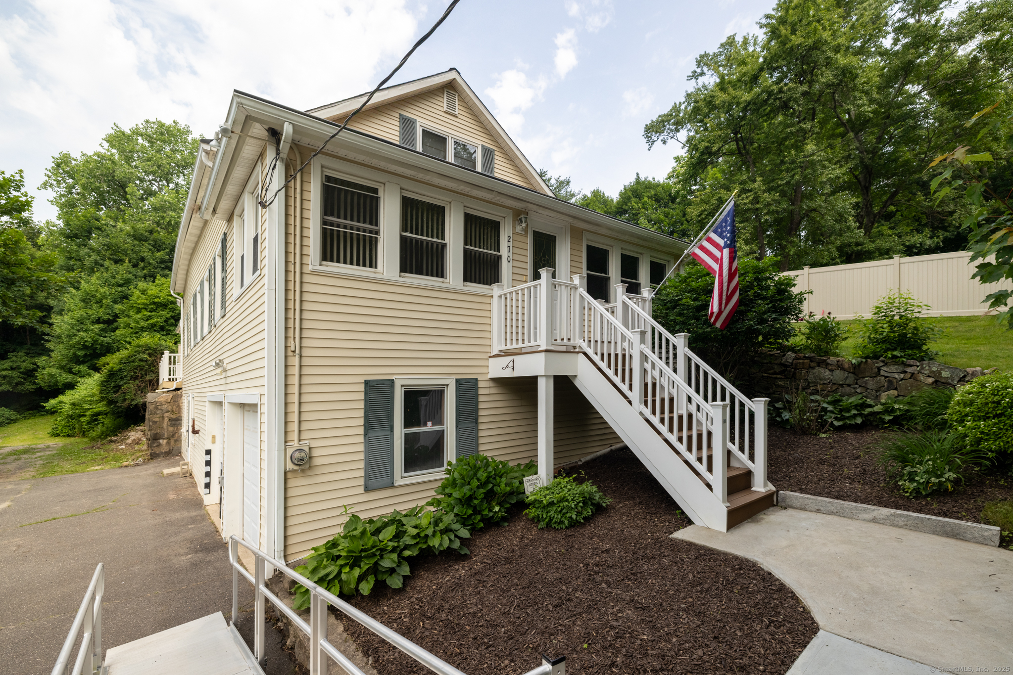 Decicco Road, Waterbury, Connecticut - 2 Bedrooms  
1 Bathrooms  
6 Rooms - 