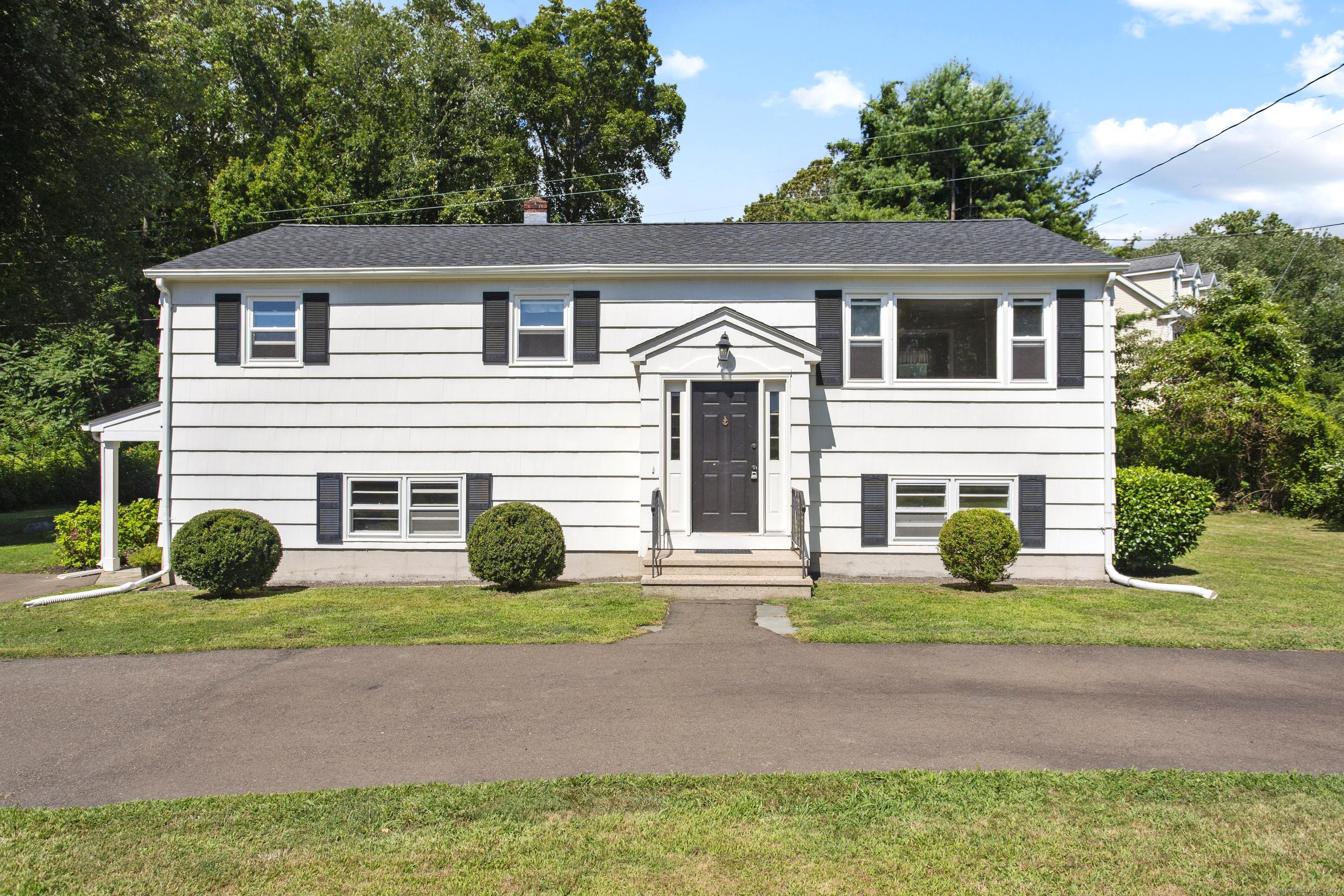 1055 Boston Post Road, Madison, Connecticut - 3 Bedrooms  
1 Bathrooms  
6 Rooms - 