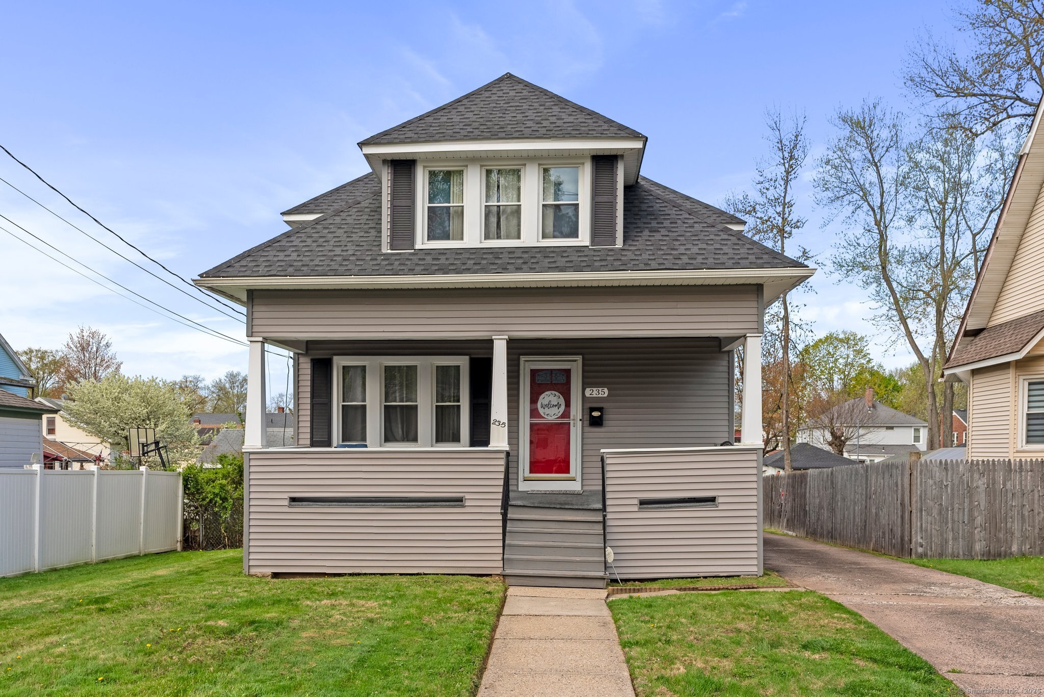 Monroe Street, Hartford, Connecticut - 3 Bedrooms  
2 Bathrooms  
7 Rooms - 