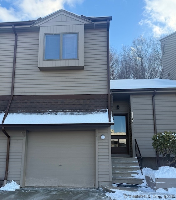 Wolcott Street Apt 117, Bristol, Connecticut - 2 Bedrooms  
2 Bathrooms  
5 Rooms - 