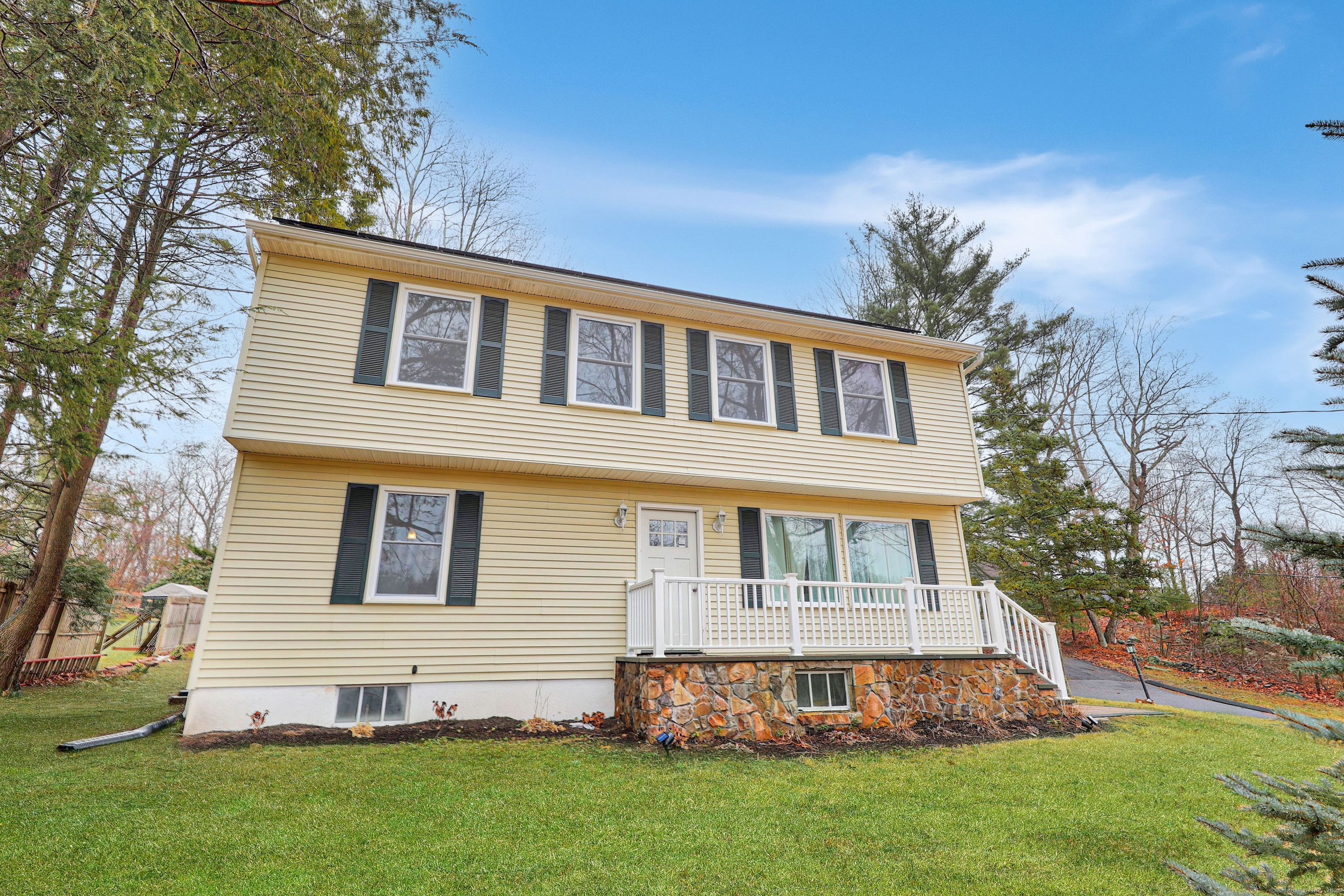 Three Mile Hill Road, Middlebury, Connecticut - 4 Bedrooms  
3 Bathrooms  
7 Rooms - 