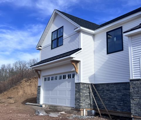 14 Village Circle 14 Guilford CT 06437