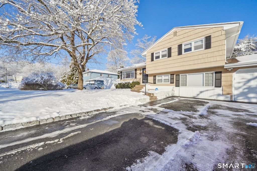 Photo of 10 Algonquin Road, Norwalk, CT 06851 (MLS # 24150033)