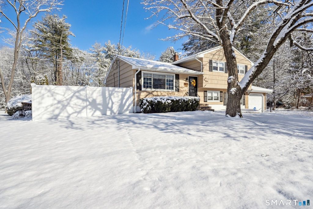 Photo of 10 Algonquin Road, Norwalk, CT 06851 (MLS # 24150033)