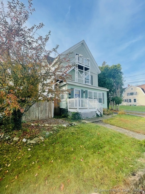 28 Stanton Street, Stonington, Connecticut - 2 Bedrooms  
2 Bathrooms  
5 Rooms - 