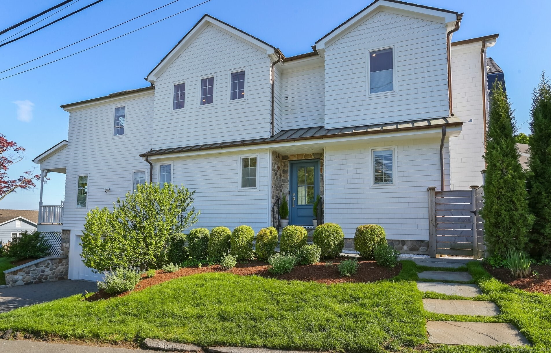 Compo Hill Avenue, Westport, Connecticut - 3 Bedrooms  
3 Bathrooms  
6 Rooms - 