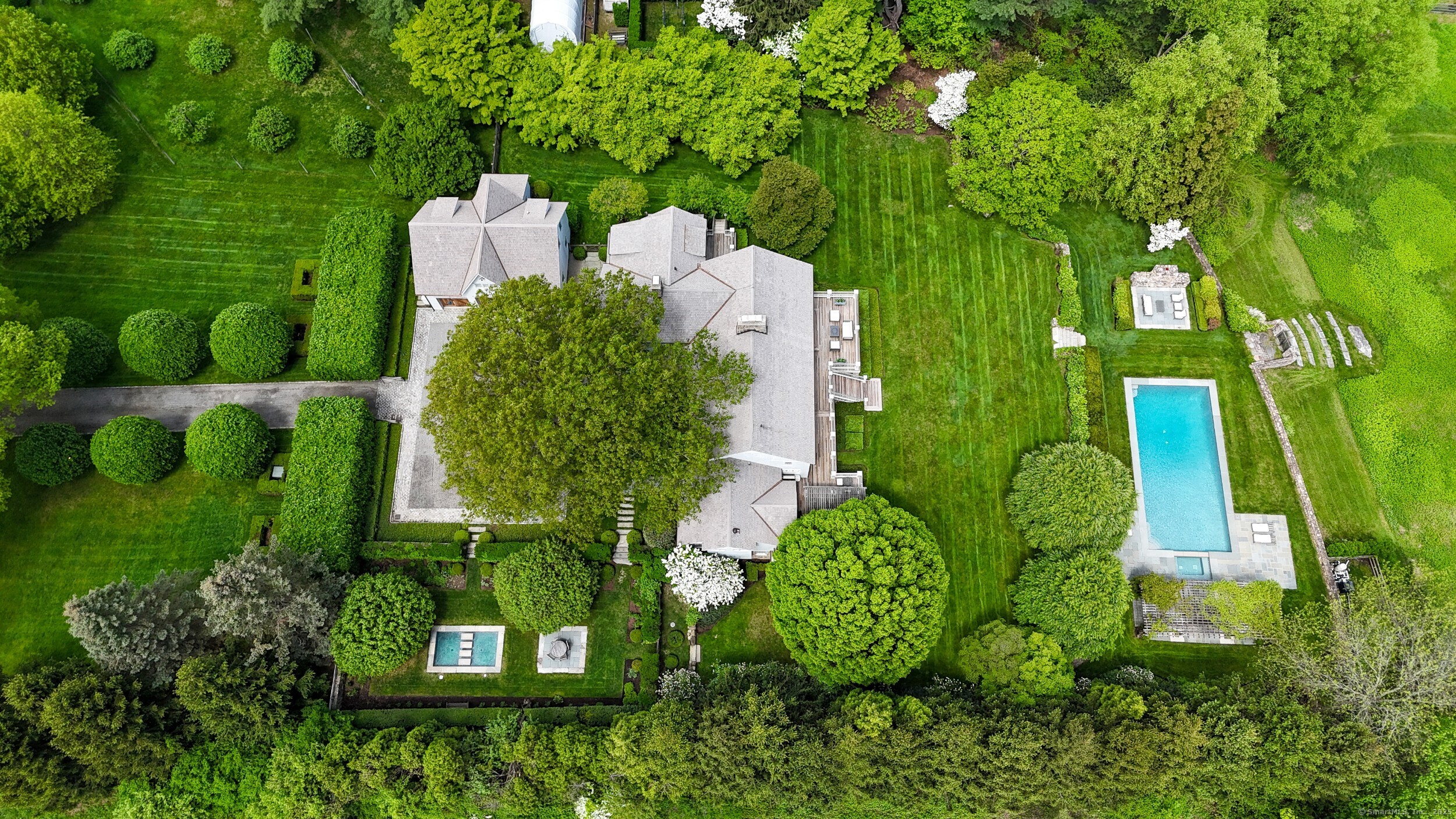 945 Oenoke Ridge