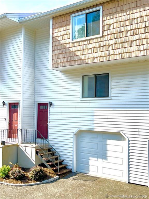 Hope Street Apt 3, Stamford, Connecticut - 2 Bedrooms  
2 Bathrooms  
5 Rooms - 
