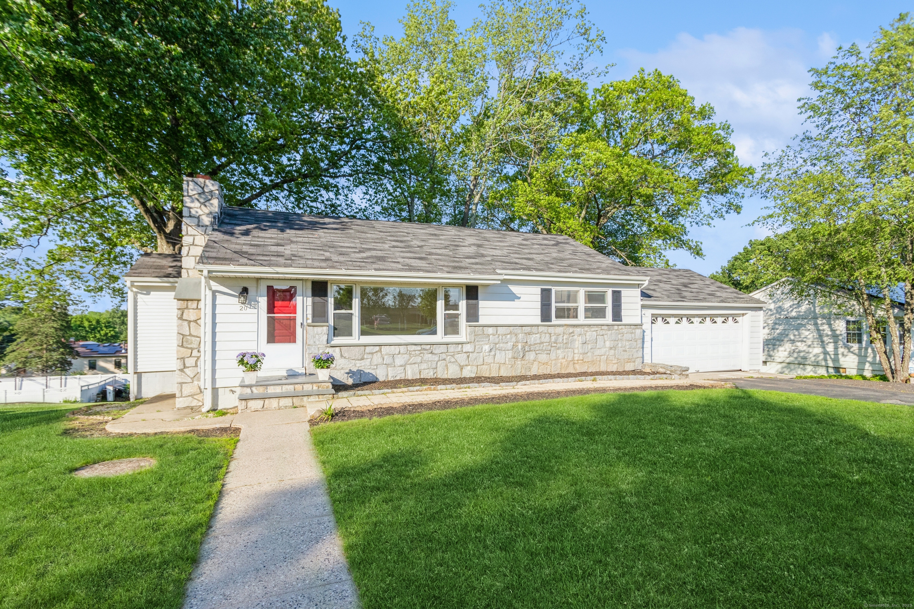 Karen Road, Danbury, Connecticut - 3 Bedrooms  
2 Bathrooms  
6 Rooms - 