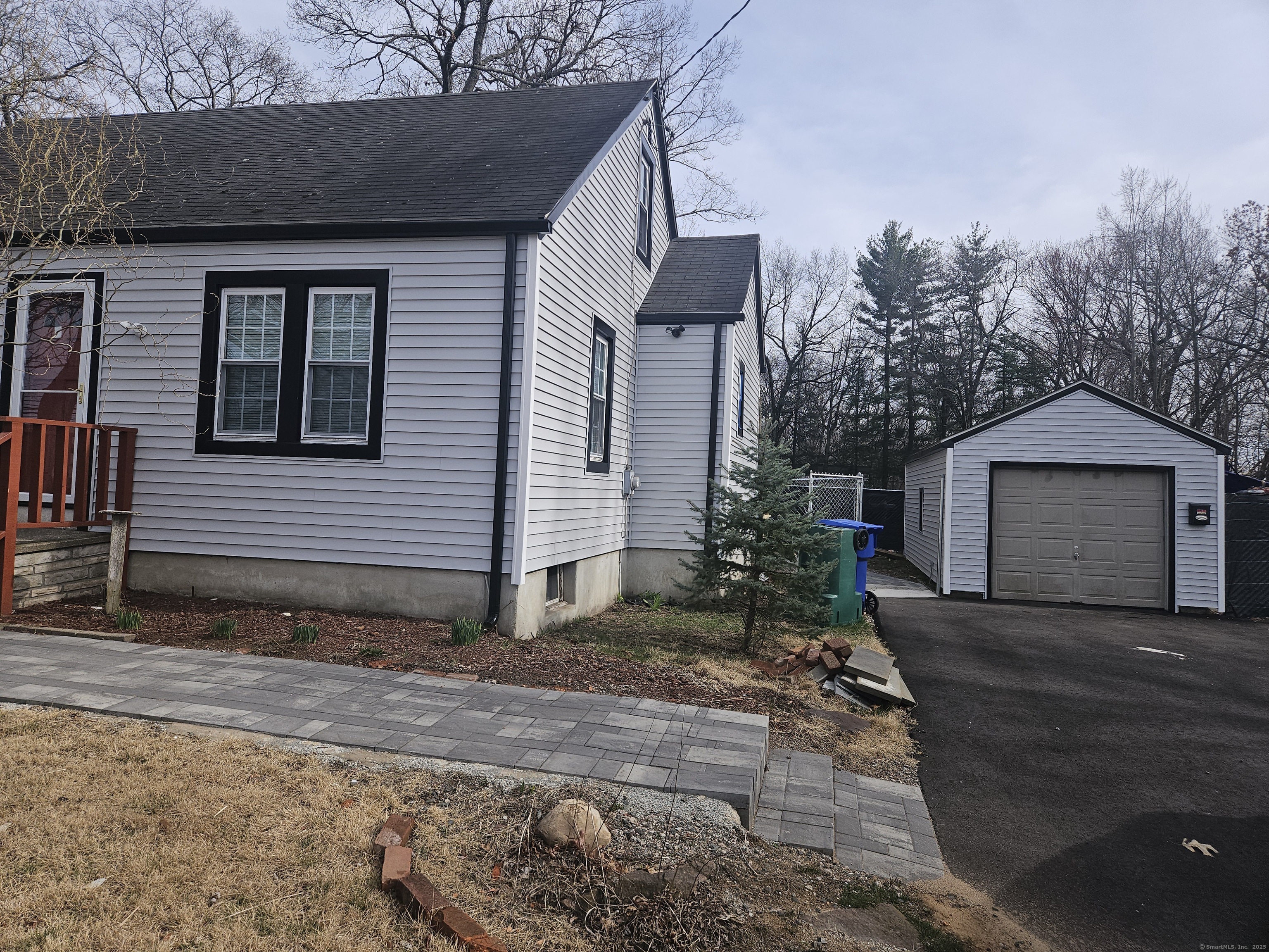 Rental Property at Old Windsor Road, Bloomfield, Connecticut - Bedrooms: 3 
Bathrooms: 1 
Rooms: 6  - $2,500 MO.