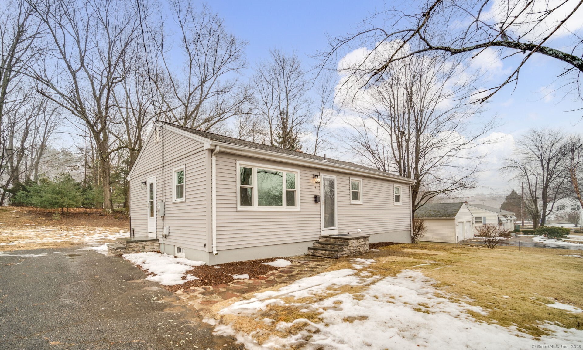 Sherwin Drive, Enfield, Connecticut - 3 Bedrooms  
1 Bathrooms  
5 Rooms - 