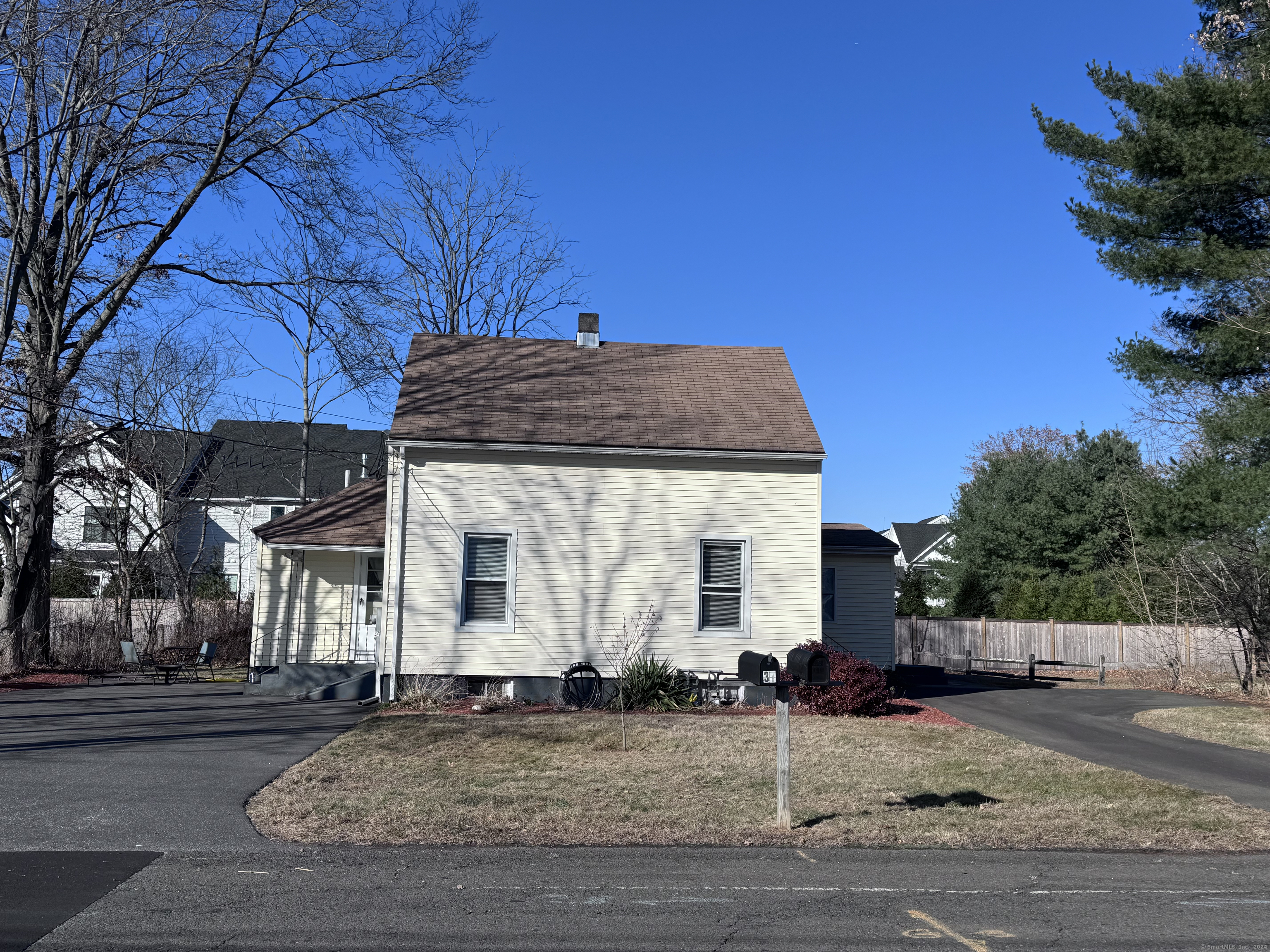 Rental Property at 37 Landin Street, Woodbridge, Connecticut - Bedrooms: 2 
Bathrooms: 2 
Rooms: 5  - $1,795 MO.