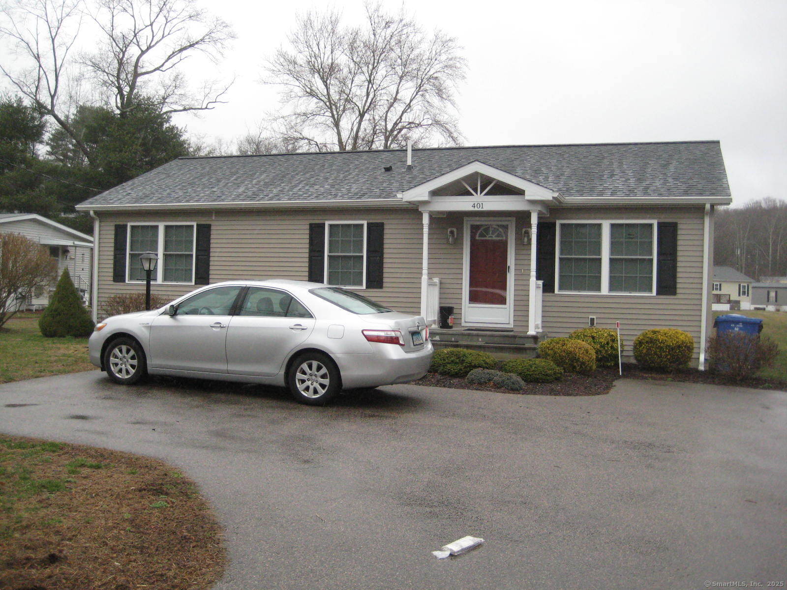 Old Colchester Road, Montville, Connecticut - 2 Bedrooms  
2 Bathrooms  
4 Rooms - 
