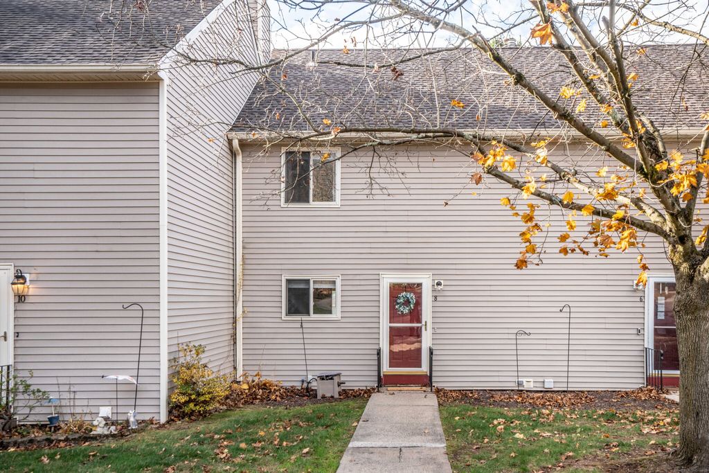 Photo of 8 Mohawk Court, Cromwell, CT 06416 (MLS # 24140819)