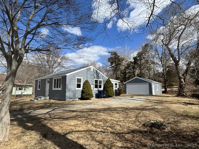 Millstone Road R, Waterford, Connecticut - 2 Bedrooms  
1 Bathrooms  
4 Rooms - 