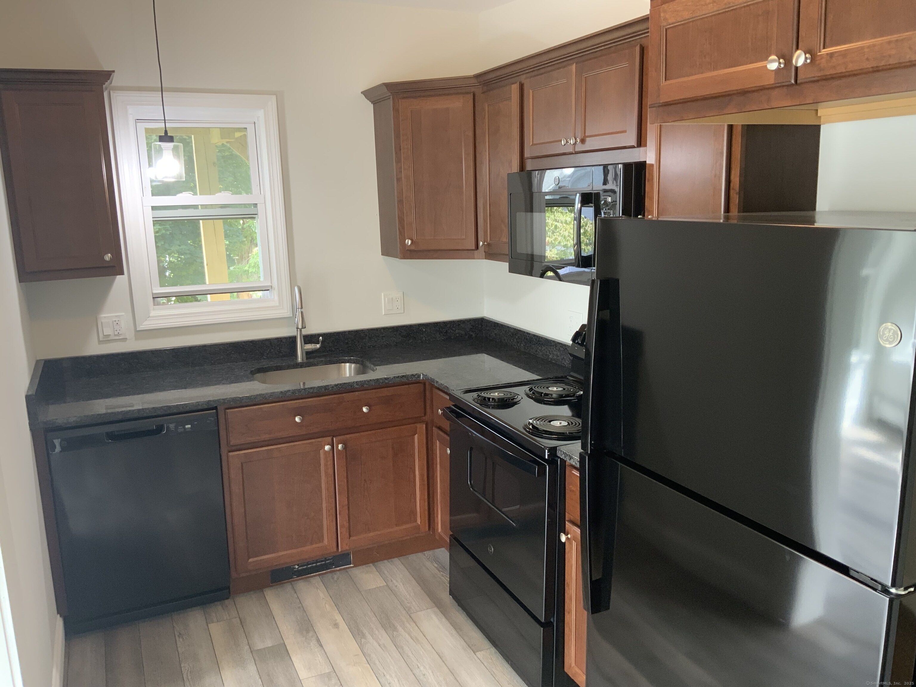 East Hartford, Connecticut 06108, United States, 2 Bedrooms Bedrooms, ,1 BathroomBathrooms,Residential,Active,212642