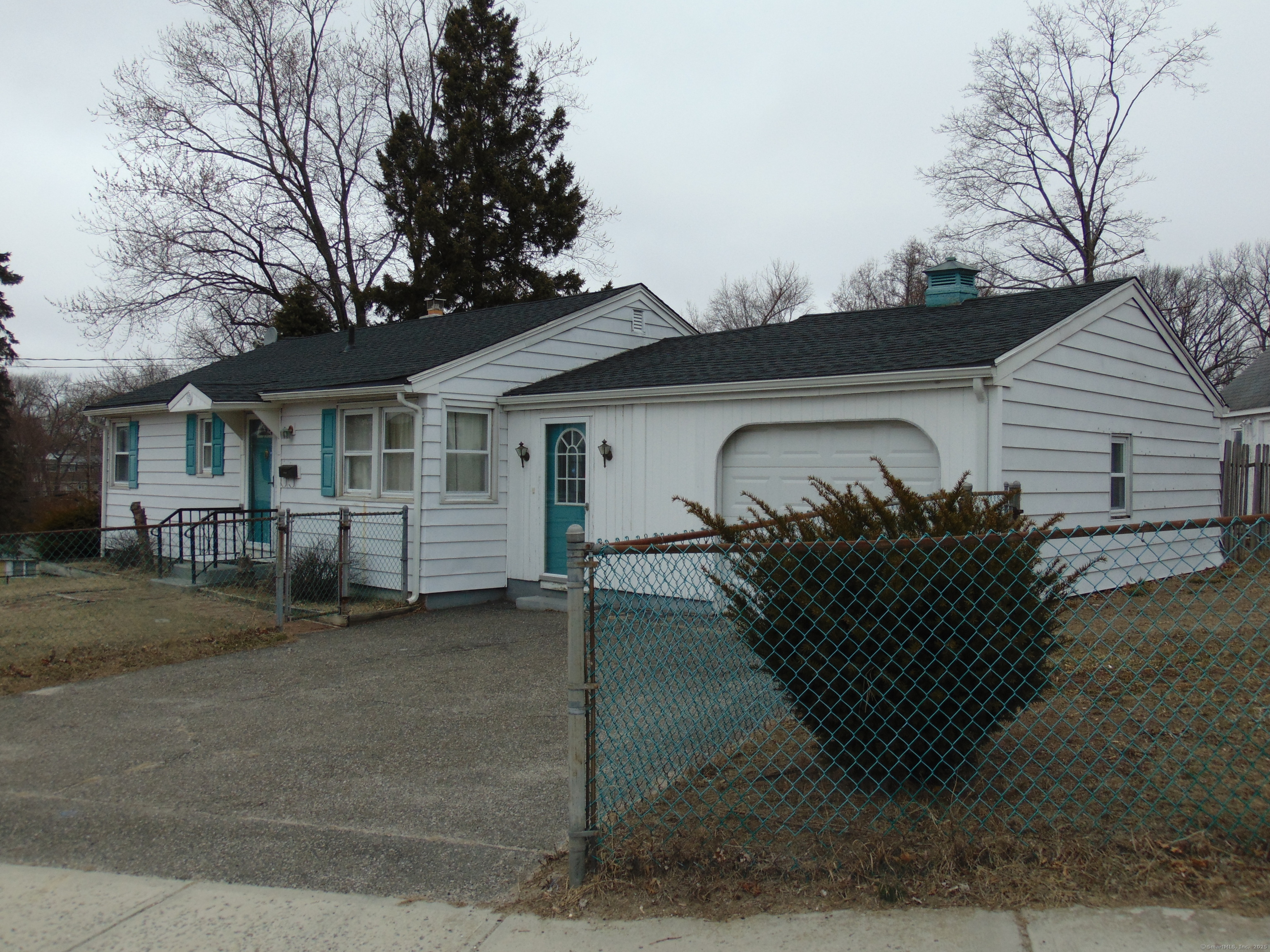 Wyoming Avenue, Waterbury, Connecticut - 2 Bedrooms  
1 Bathrooms  
5 Rooms - 