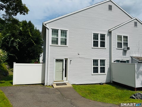 Condo For Rent - 64 Deerwood Lane #2<br/> New Haven County, Waterbury, CT 06704