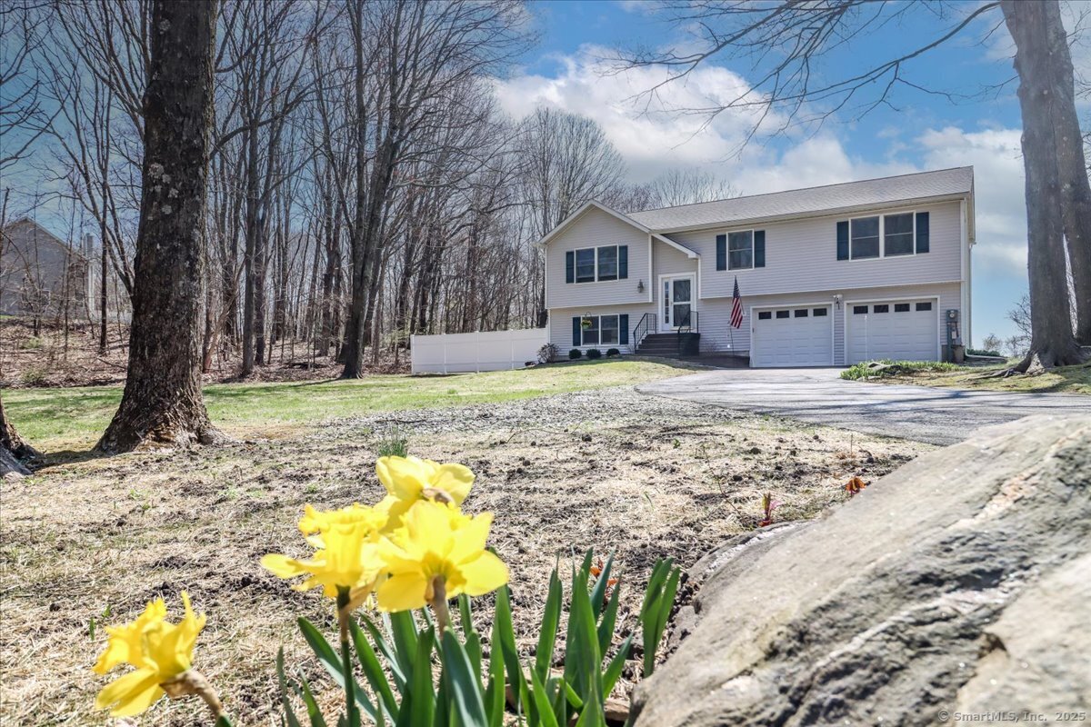 Ridge Crest Drive, New Milford, Connecticut - 3 Bedrooms  
3 Bathrooms  
6 Rooms - 