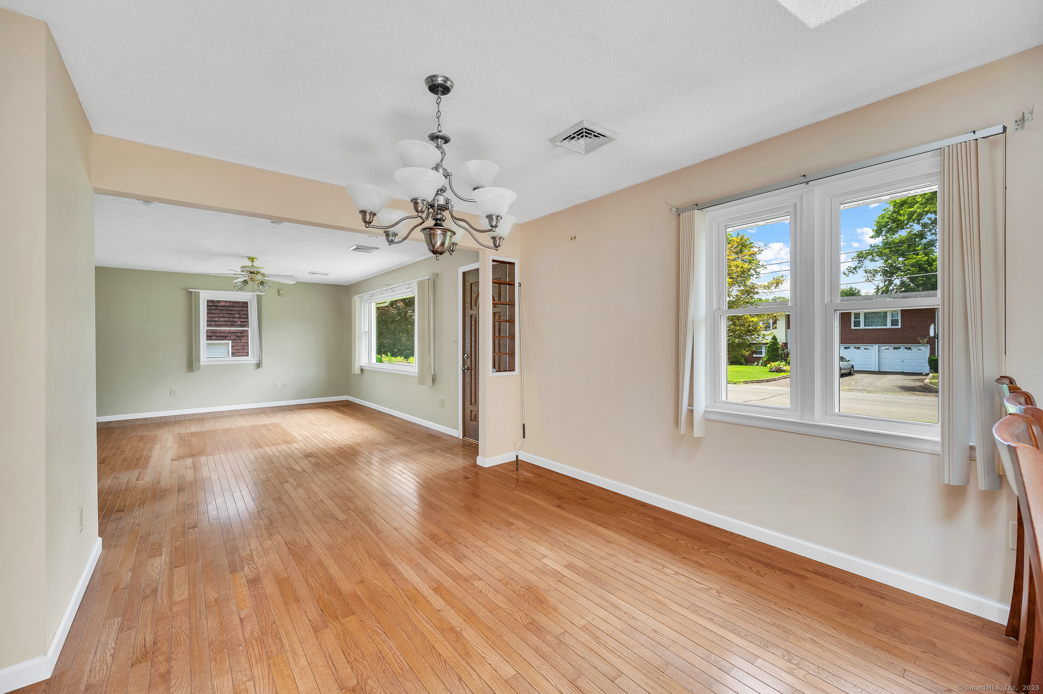 Newington, Connecticut 06111, United States, 3 Bedrooms Bedrooms, ,2 BathroomsBathrooms,Residential,Coming Soon,179874