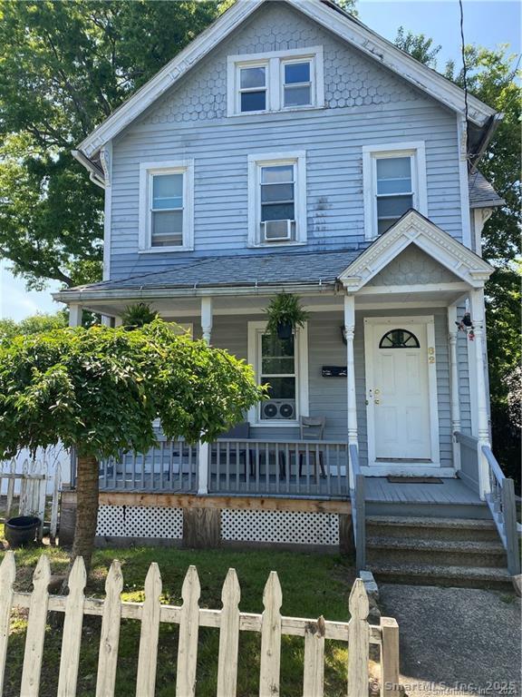 Davis Street, New Haven, Connecticut - 3 Bedrooms  
1 Bathrooms  
6 Rooms - 