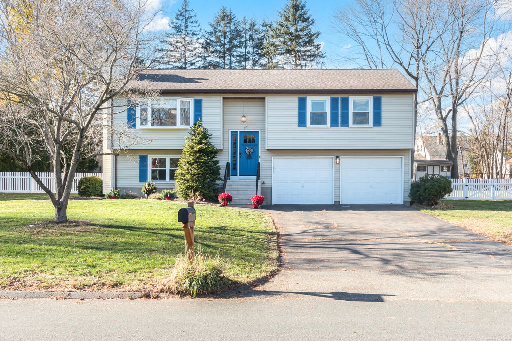 Photo of 5 Palmer Circle, Cromwell, CT 06416 (MLS # 24142455)