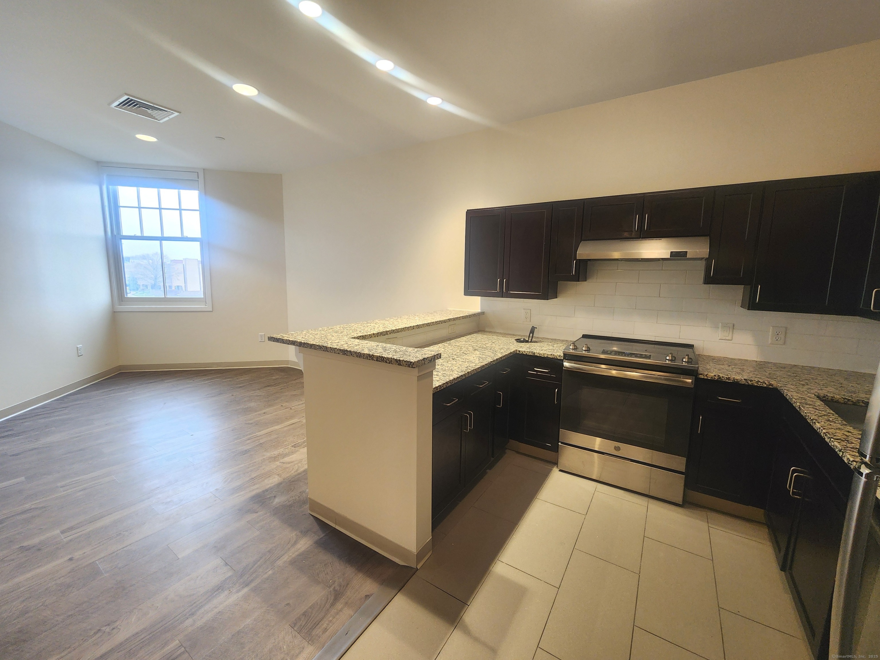 Property for Sale at Stillwater Avenue 415, Stamford, Connecticut - Bedrooms: 1 
Bathrooms: 1 
Rooms: 3  - $2,200
