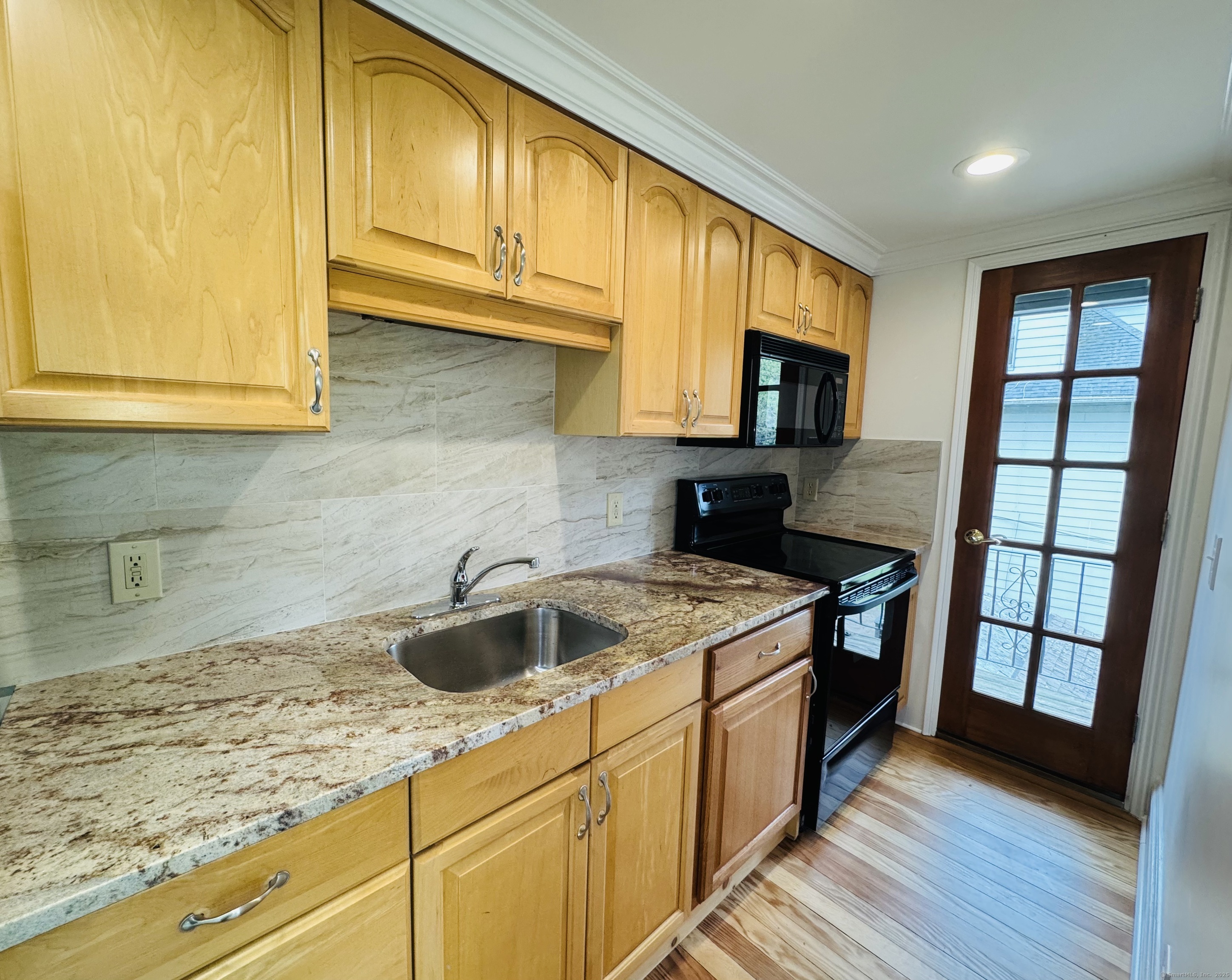 Howard Avenue 2, New Haven, Connecticut - 3 Bedrooms  
1 Bathrooms  
5 Rooms - 