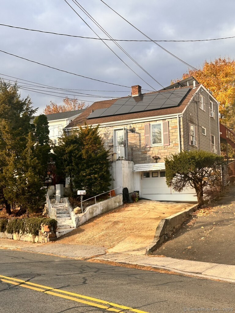 Cold Spring Road, Stamford, Connecticut - 3 Bedrooms  
3 Bathrooms  
6 Rooms - 