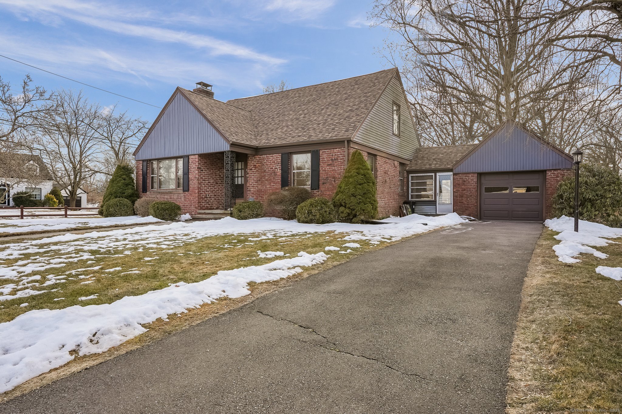 Chickadee Lane, Stratford, Connecticut - 3 Bedrooms  
2 Bathrooms  
6 Rooms - 