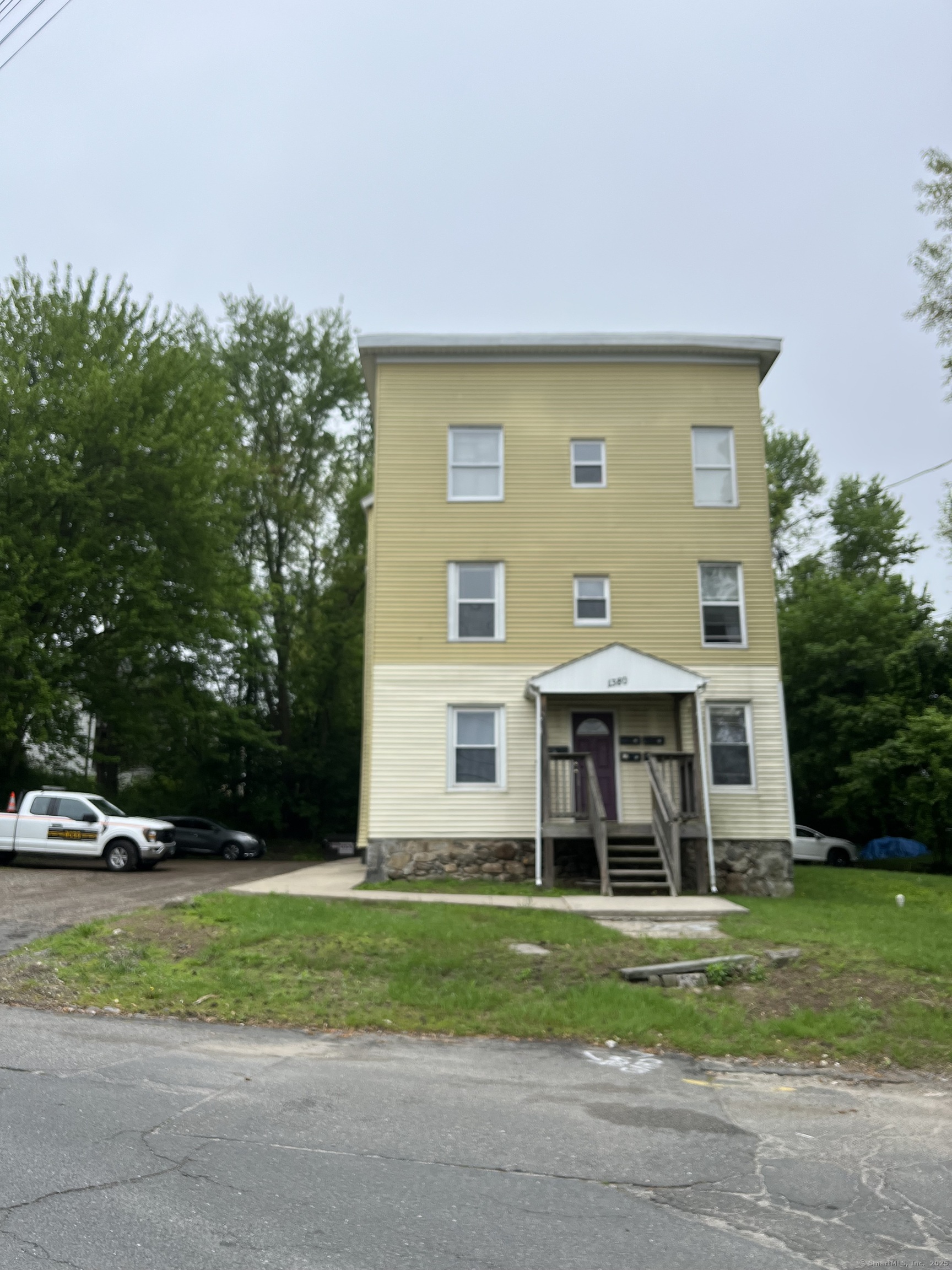 Property for Sale at Bank Street, Waterbury, Connecticut - Bedrooms: 7 
Bathrooms: 5 
Rooms: 18  - $499,900