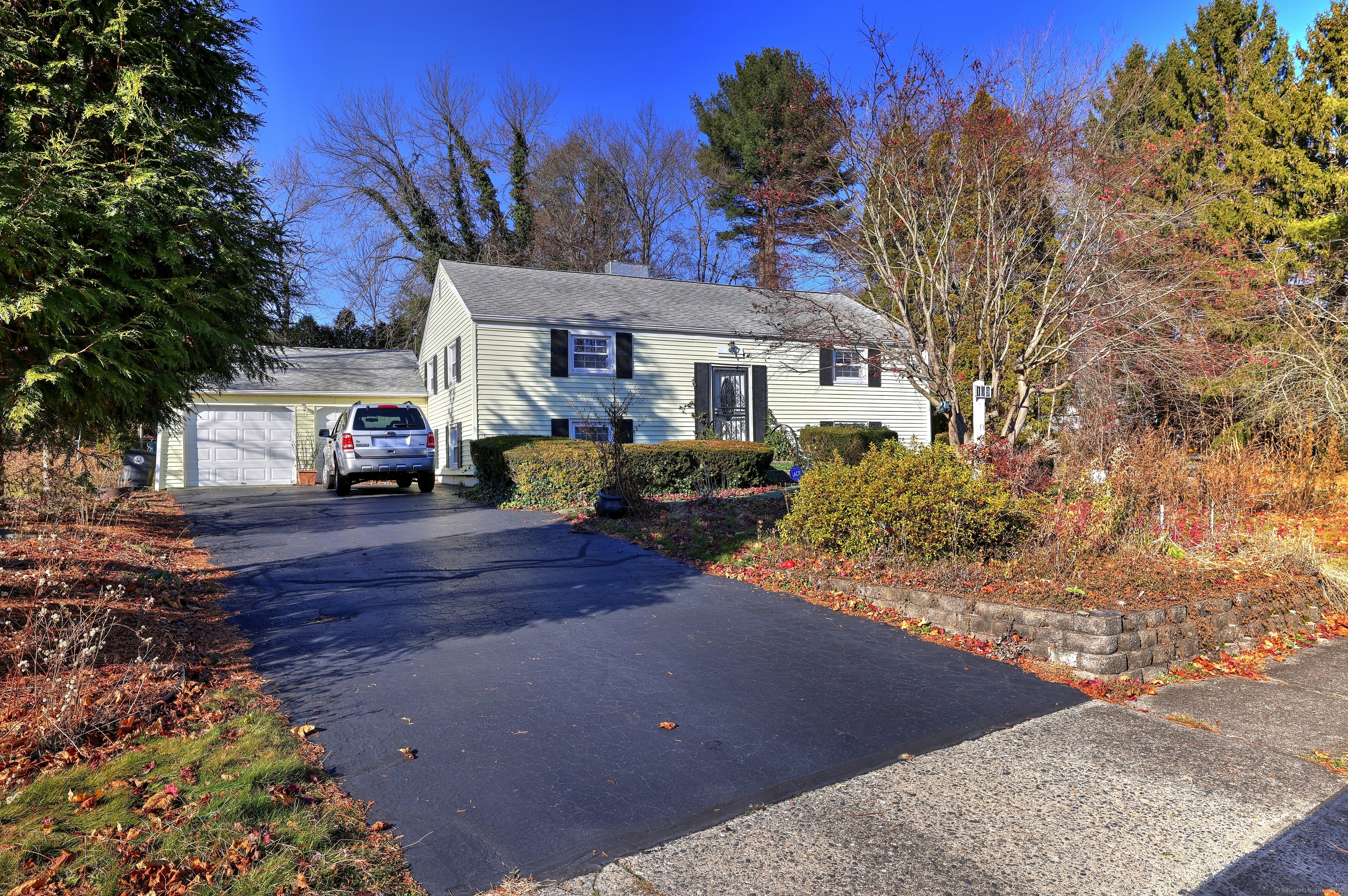 Green Meadow Road, Milford, Connecticut - 4 Bedrooms  
1 Bathrooms  
7 Rooms - 