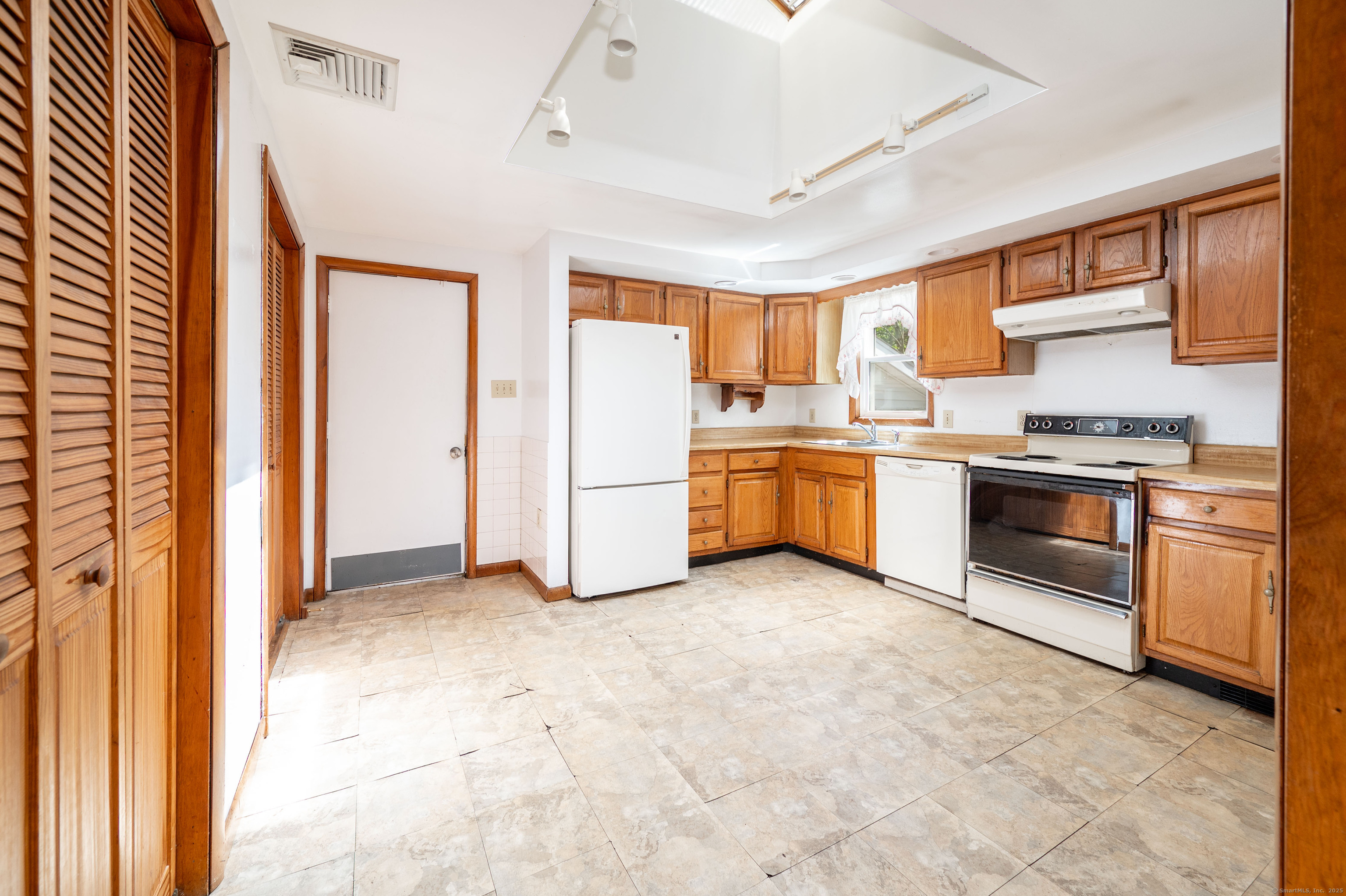 16 Dairy Farm Drive, Brookfield, Connecticut image 12