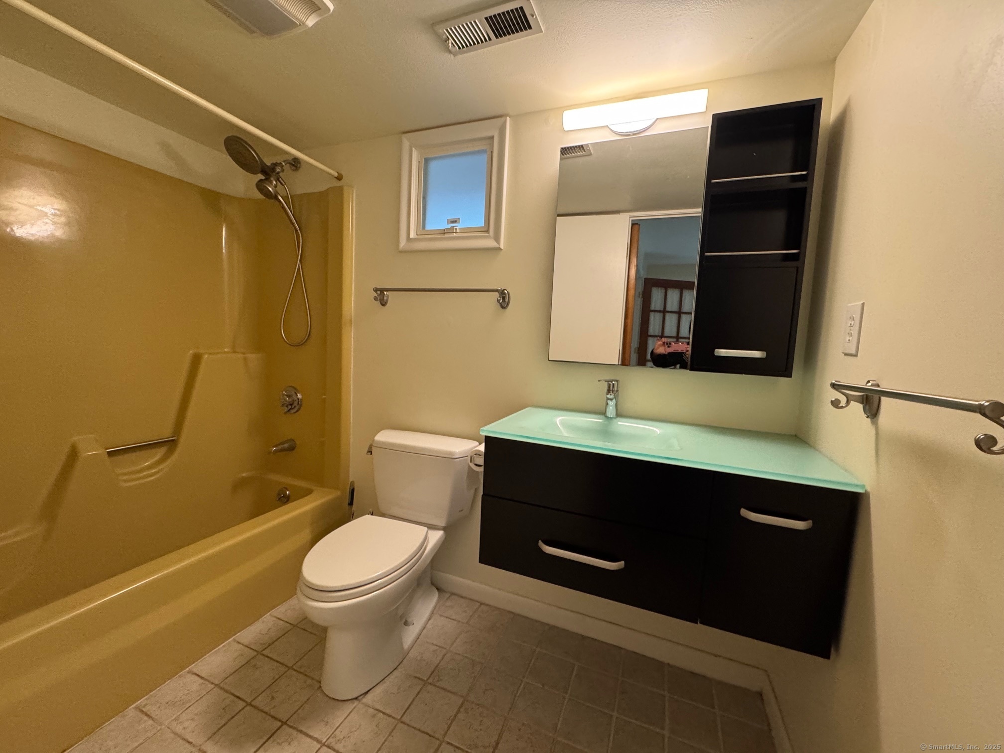 Farmington, Connecticut 06032, United States, 3 Bedrooms Bedrooms, ,3 BathroomsBathrooms,Residential,Active,136668