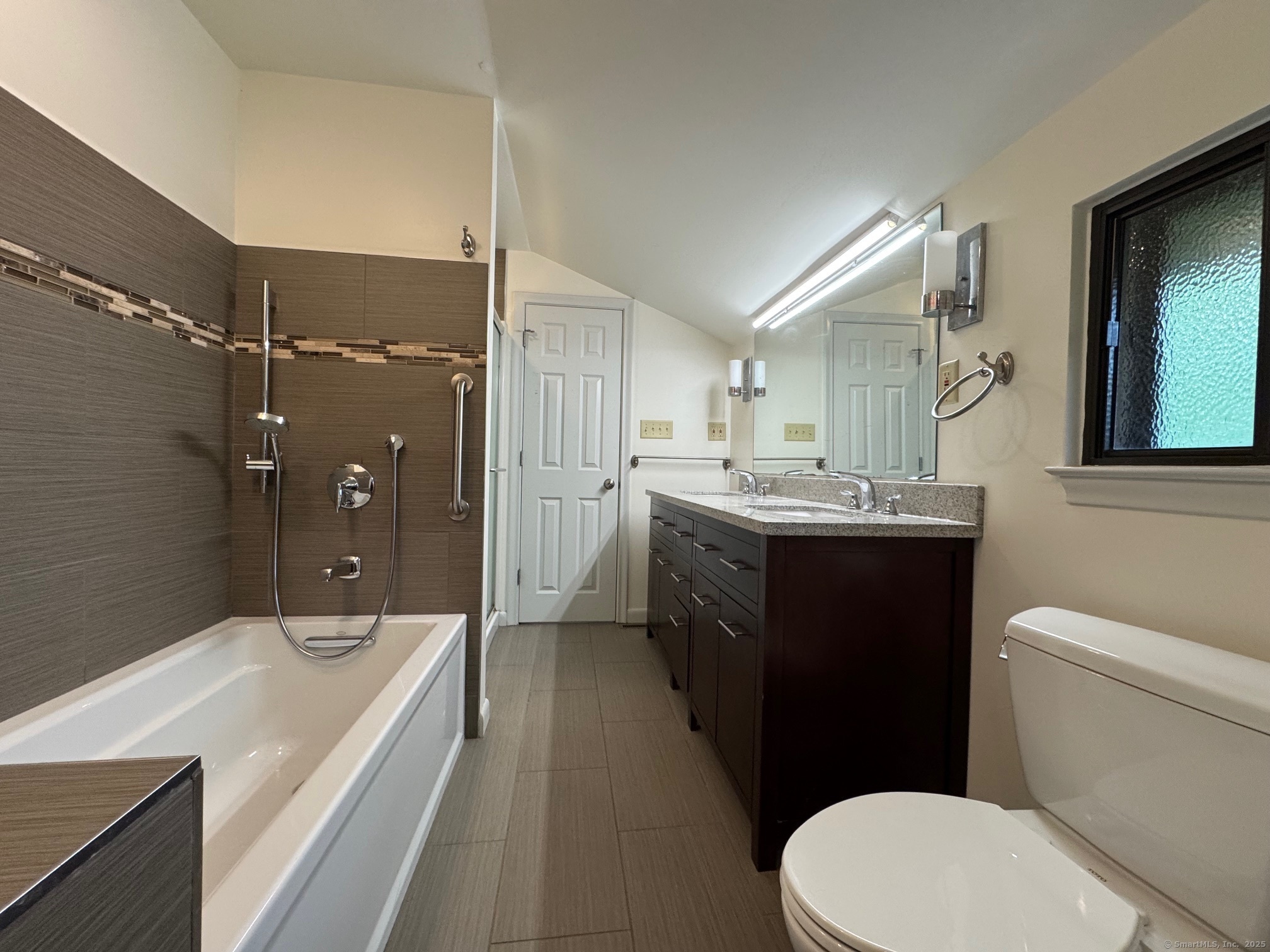 Farmington, Connecticut 06032, United States, 3 Bedrooms Bedrooms, ,3 BathroomsBathrooms,Residential,Active,136668