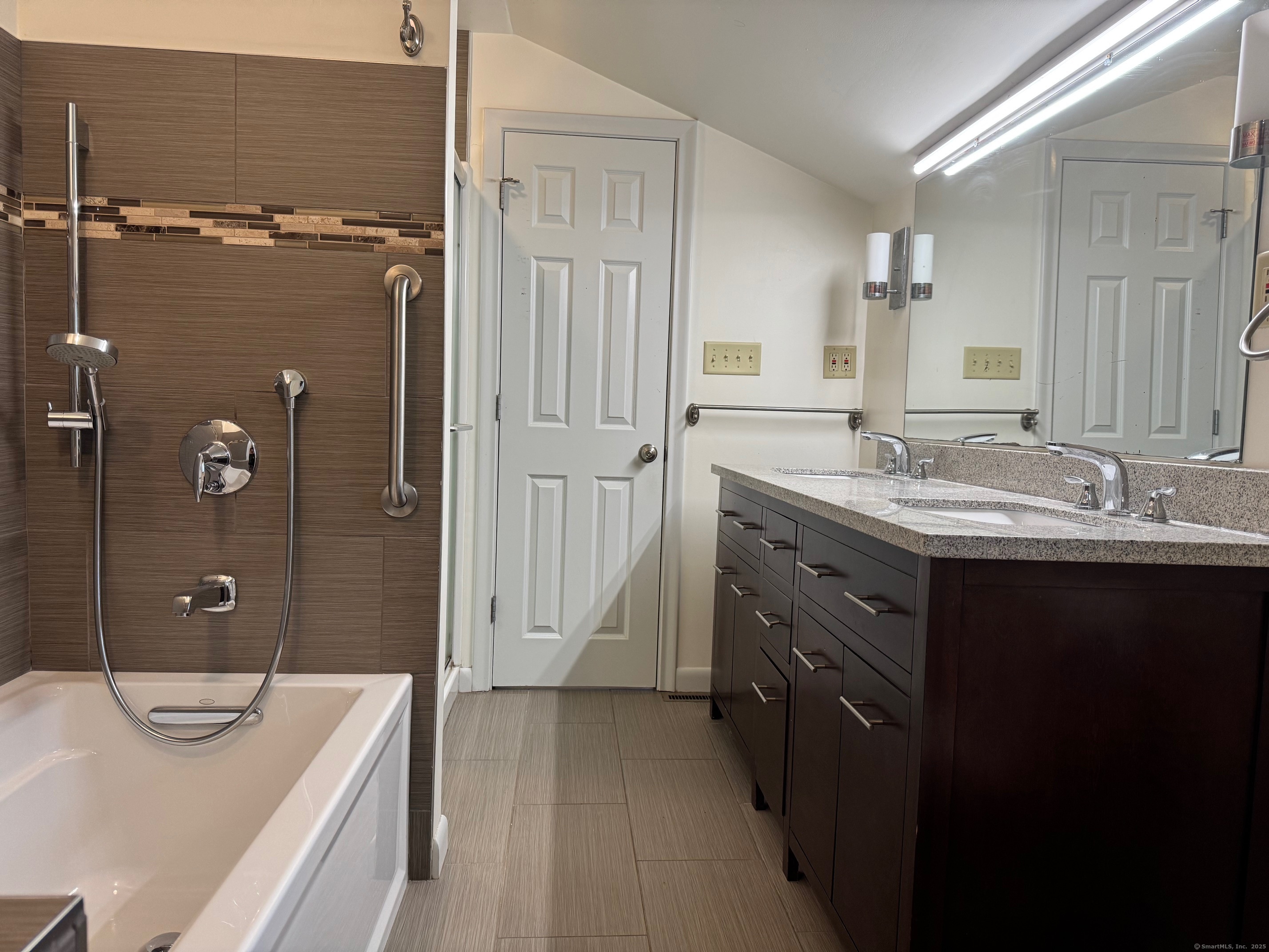 Farmington, Connecticut 06032, United States, 3 Bedrooms Bedrooms, ,3 BathroomsBathrooms,Residential,Active,136668