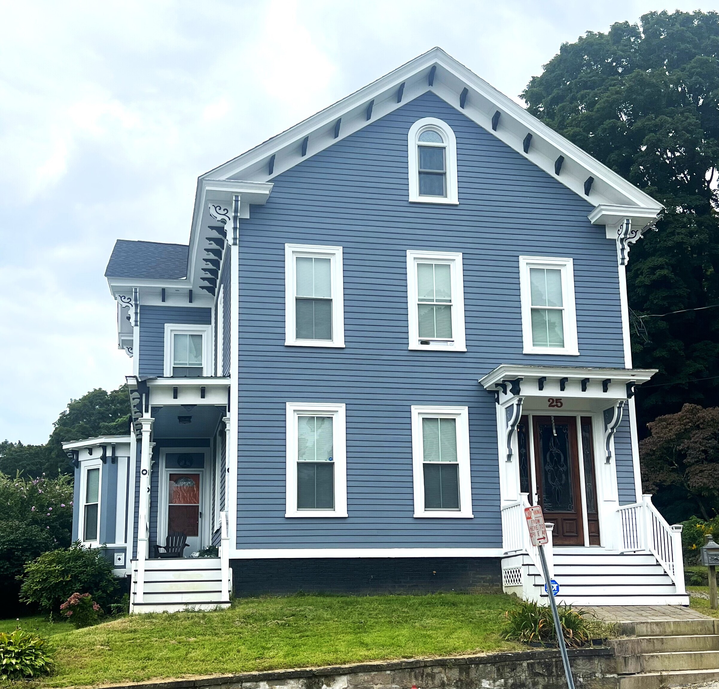 Slater Avenue, Norwich, Connecticut - 4 Bedrooms  
3 Bathrooms  
8 Rooms - 