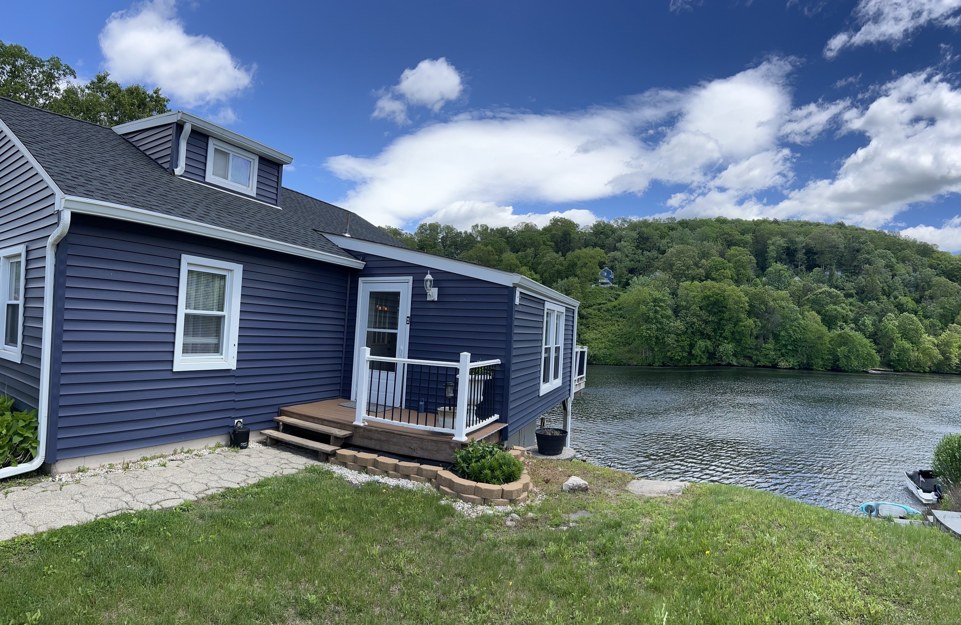 Newtown, Connecticut 06482, United States, 4 Bedrooms Bedrooms, ,3 BathroomsBathrooms,Residential,Active,99022