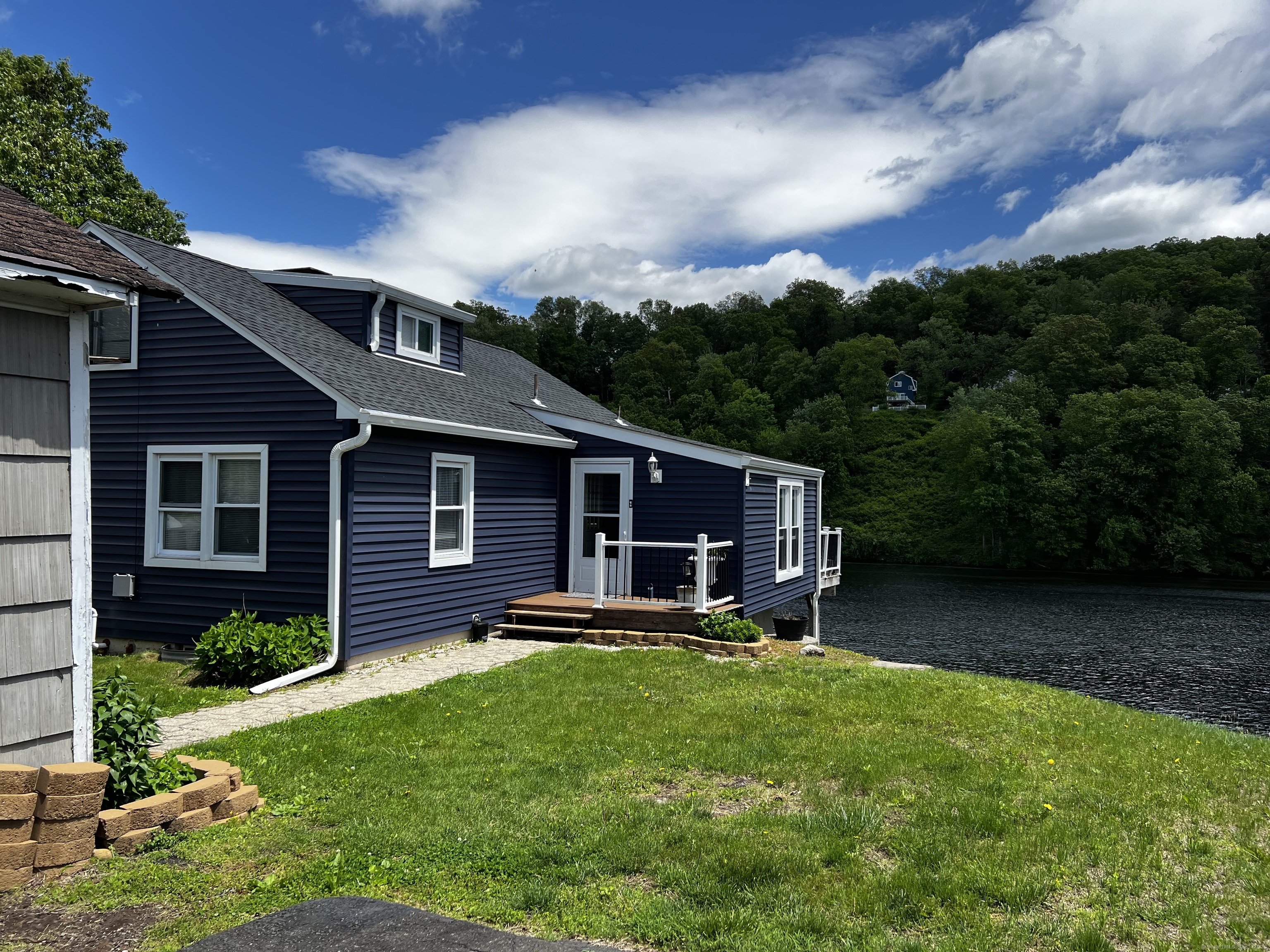 Newtown, Connecticut 06482, United States, 4 Bedrooms Bedrooms, ,3 BathroomsBathrooms,Residential,Active,99022