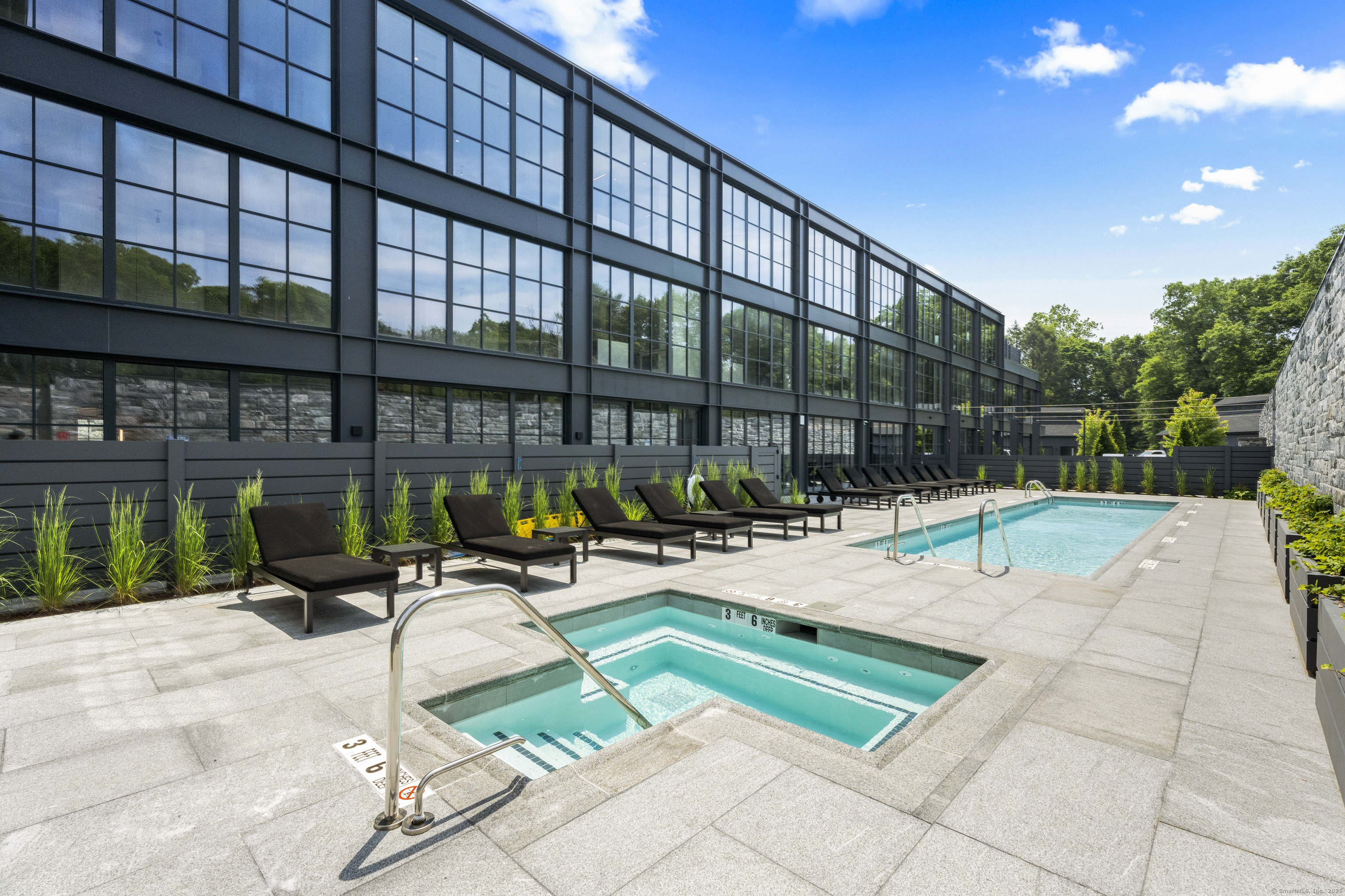 41 Richmondville Avenue 303