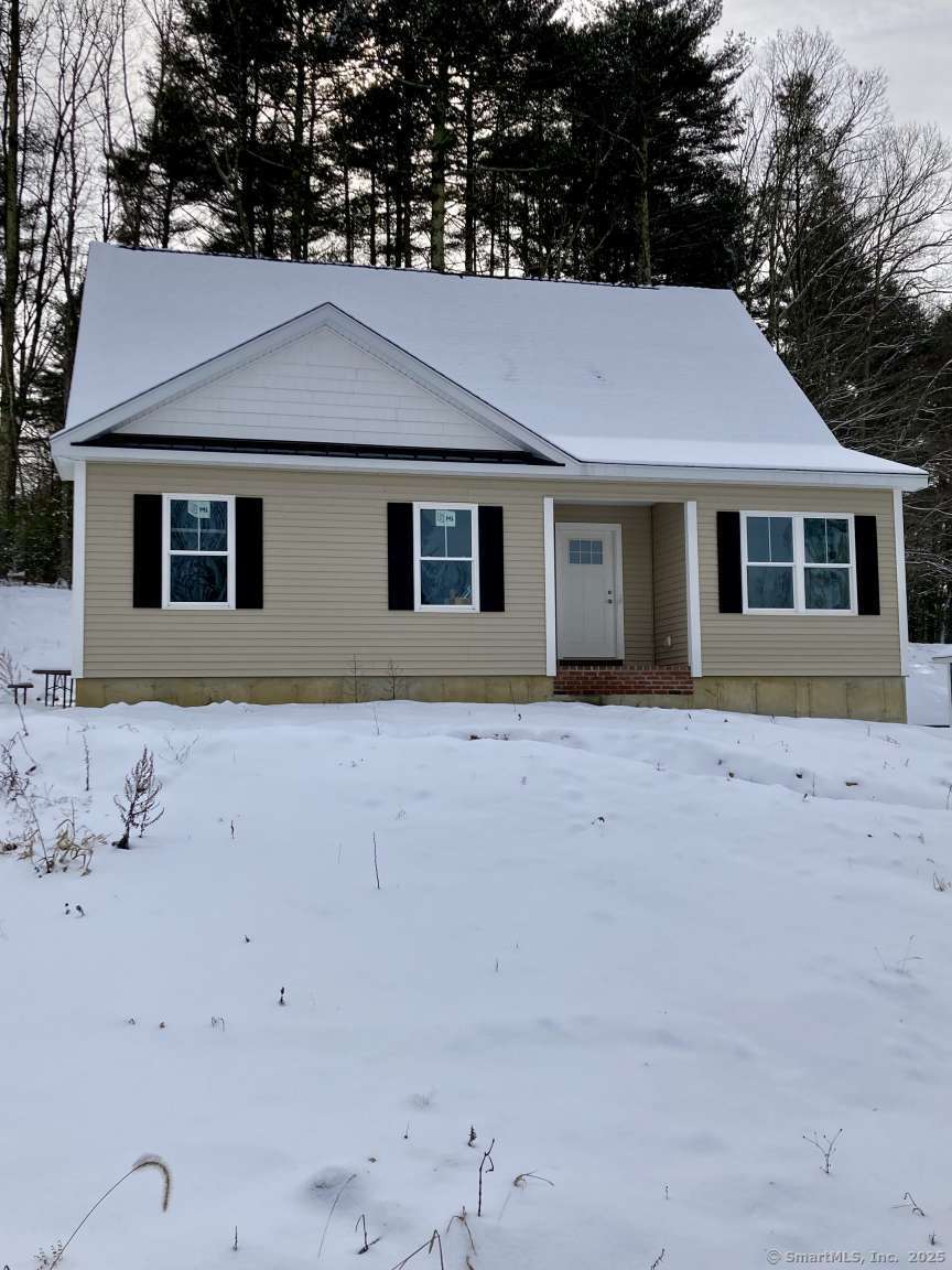 Jordan Lane, Colchester, Connecticut - 3 Bedrooms  
3 Bathrooms  
8 Rooms - 