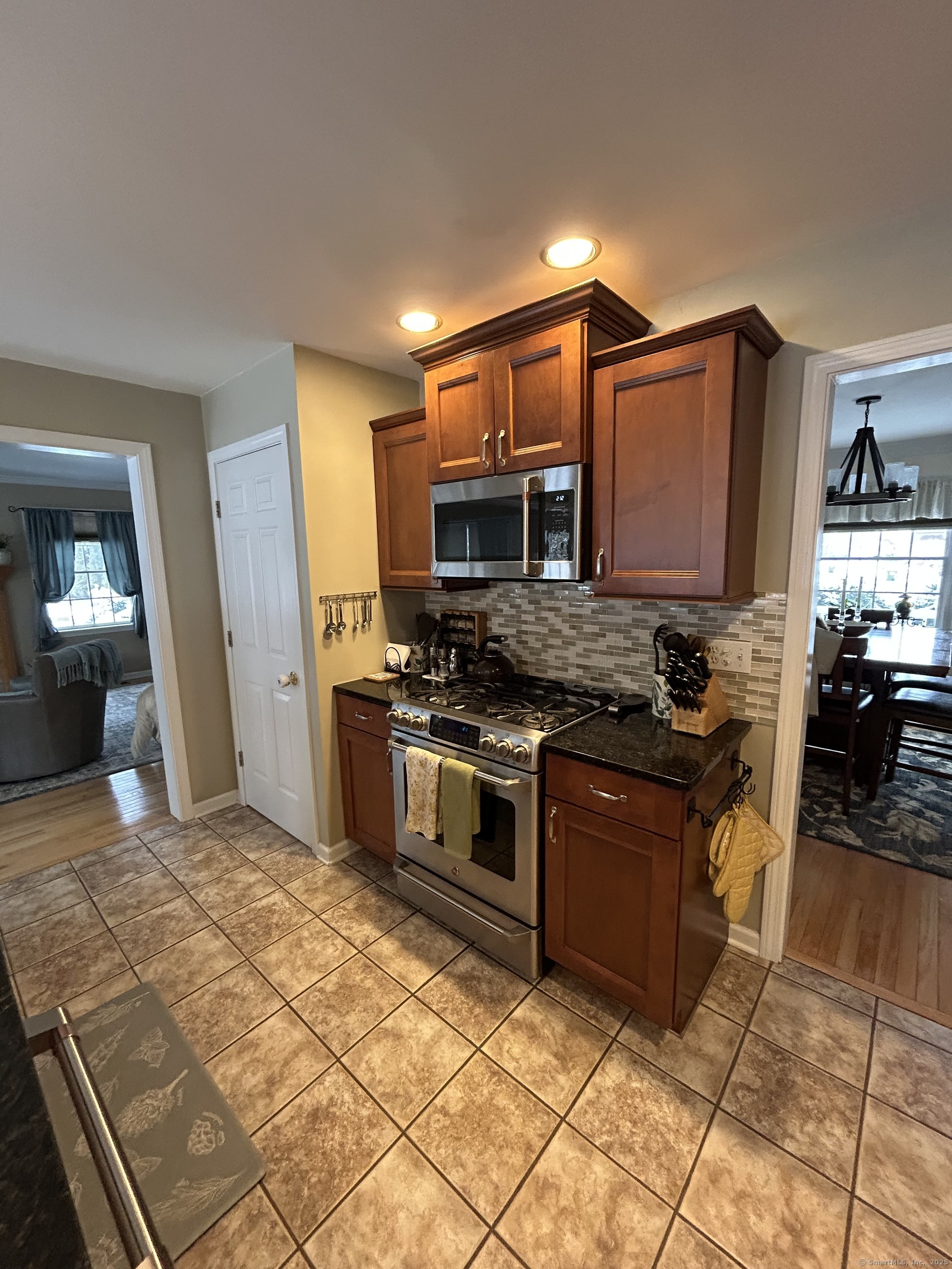16 N Ridge Drive, Cromwell, Connecticut image 4