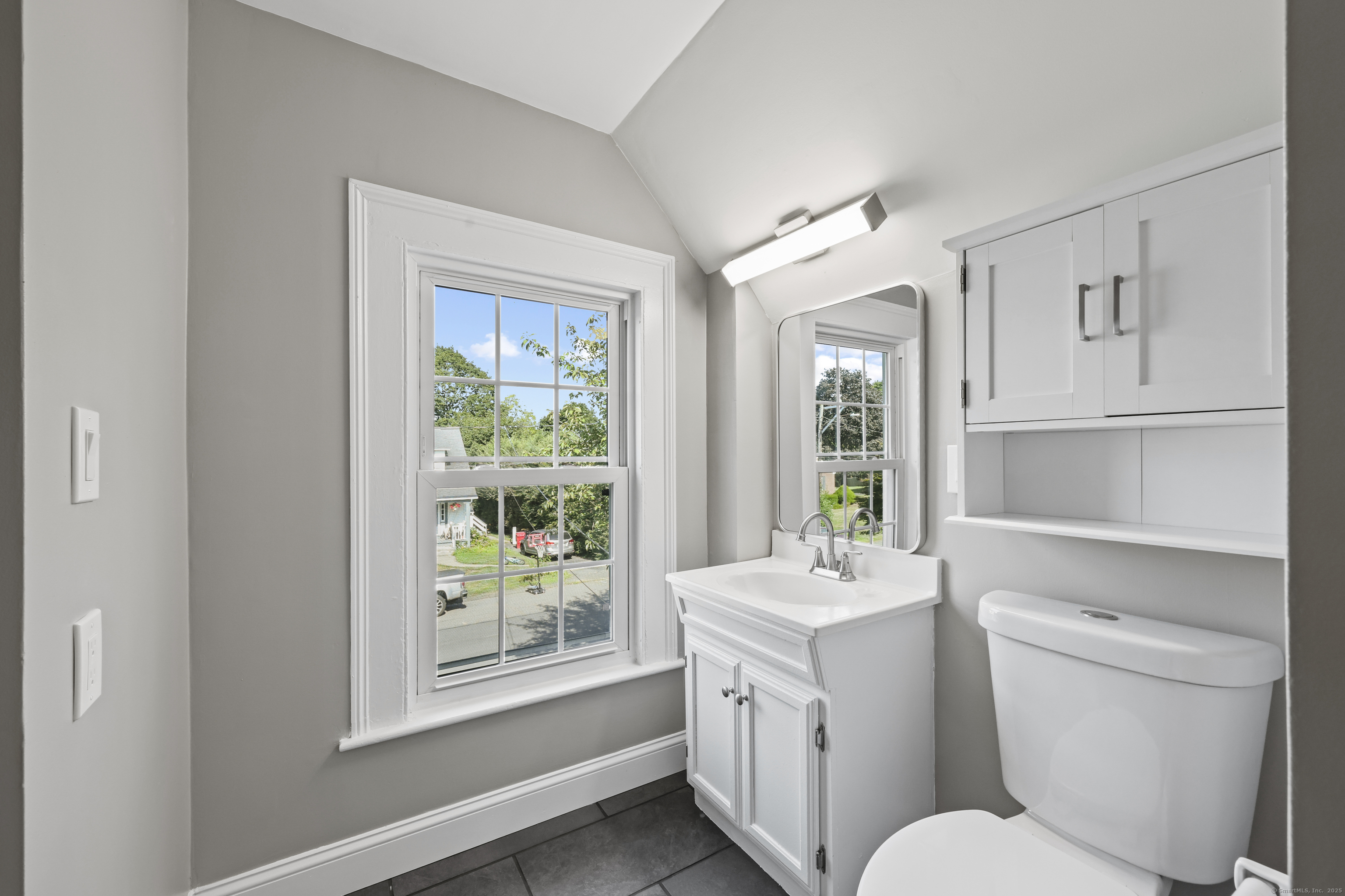 Meriden, Connecticut 06451, United States, 3 Bedrooms Bedrooms, ,1 BathroomBathrooms,Residential,Pending,195307