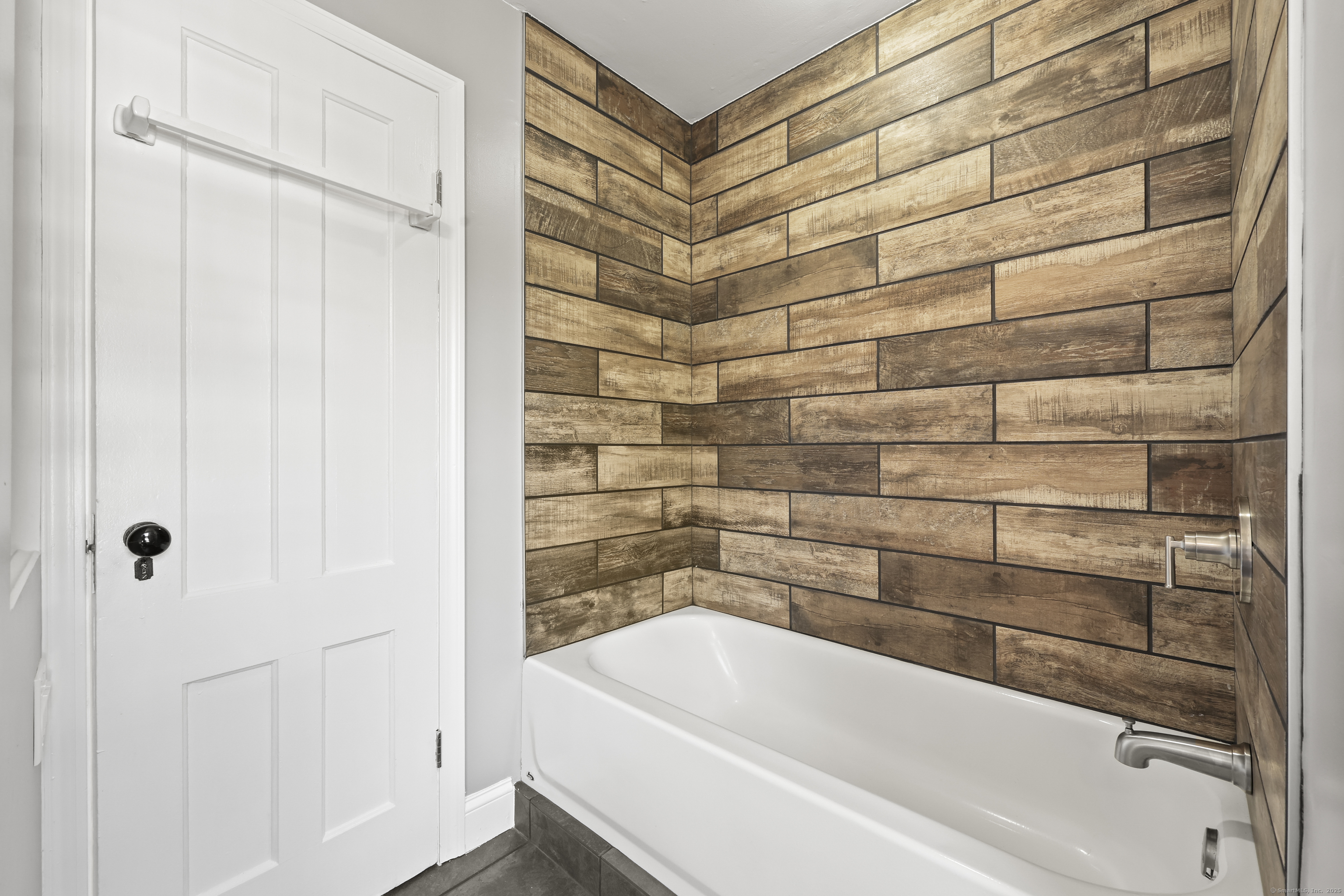 Meriden, Connecticut 06451, United States, 3 Bedrooms Bedrooms, ,1 BathroomBathrooms,Residential,Pending,195307