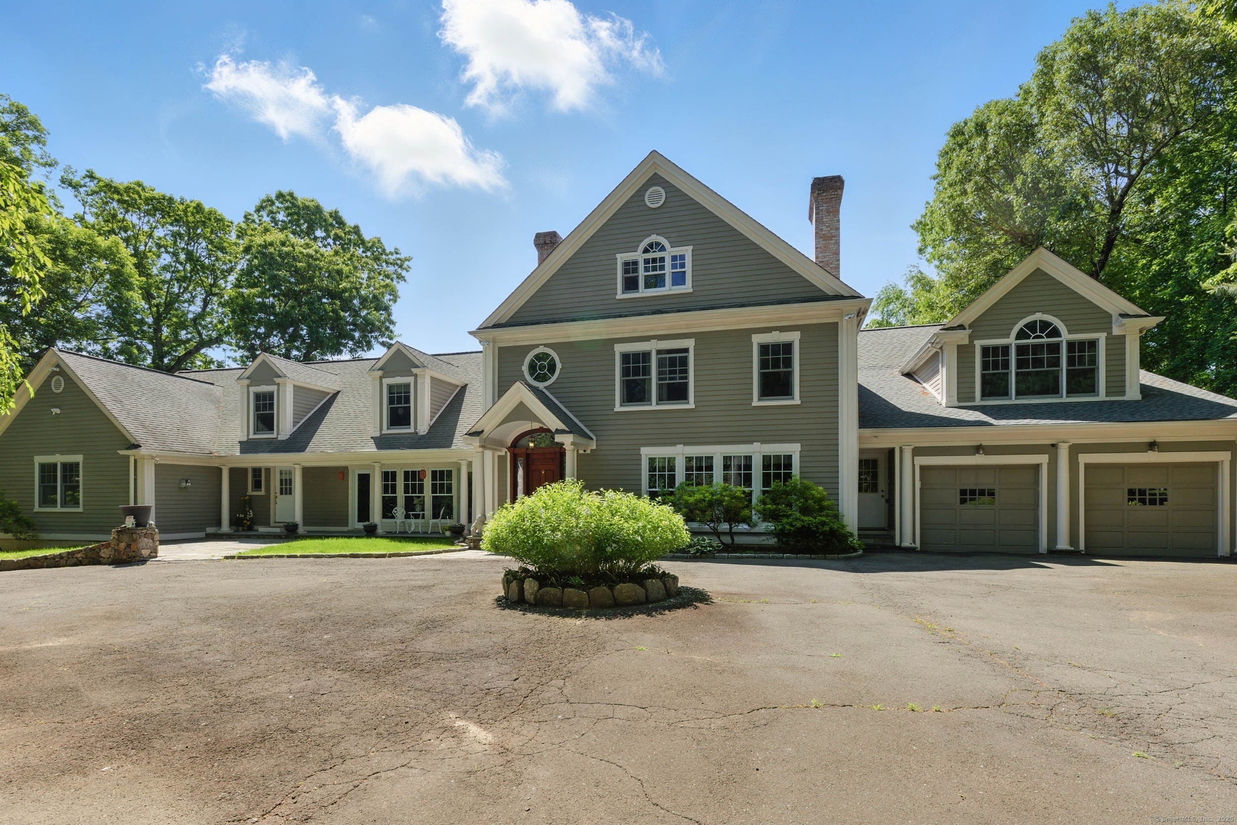 Dogwood Lane, Stamford, Connecticut - 7 Bedrooms  
7.5 Bathrooms  
12 Rooms - 